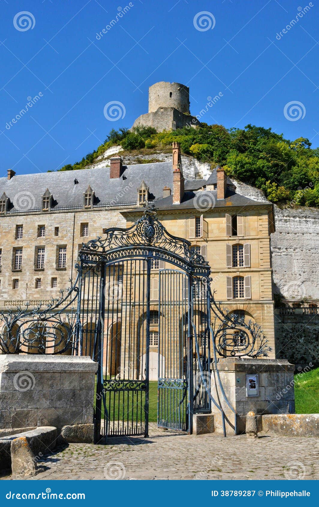 france, the picturesque village of la roche guyon