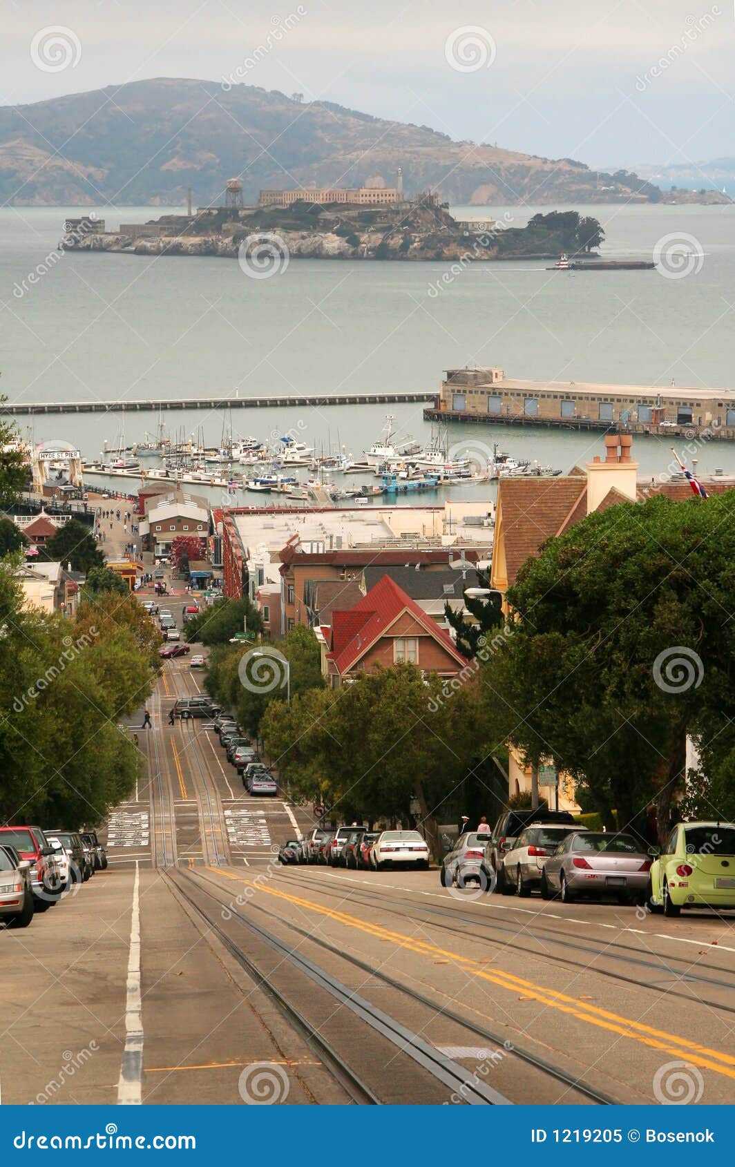 Francisco-Straßenszene. Francisco-Straße, die zum Schacht mit Alcatraz Insel auf dem Hintergrund absteigt