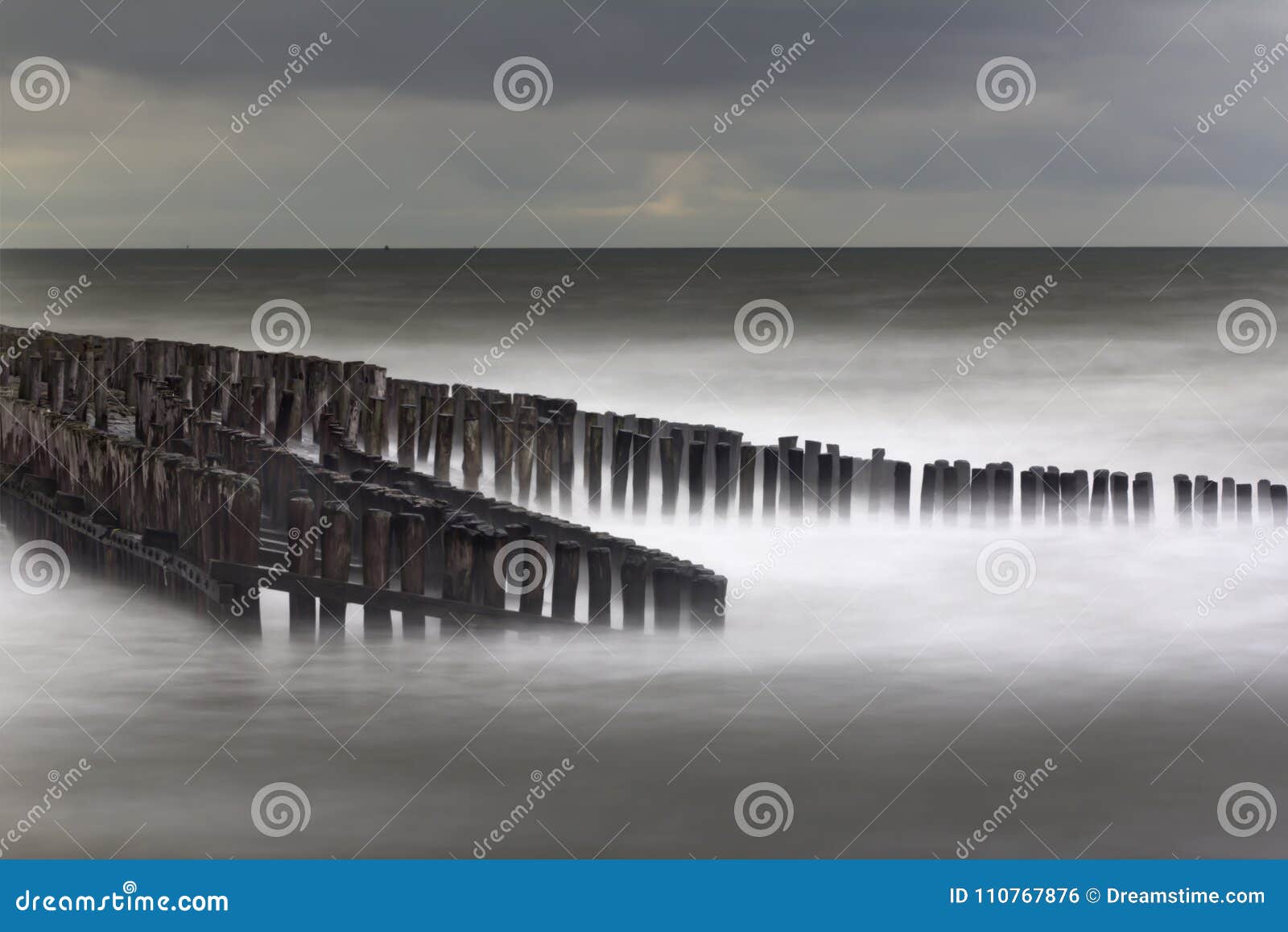 Frangiflutti sulla costa in Zeeuws-Vlaanderen, Zelandia, Paesi Bassi. Frangiflutti sulla spiaggia Proteggono la diga di fondo dalle onde a volte pesanti del Mare del Nord n