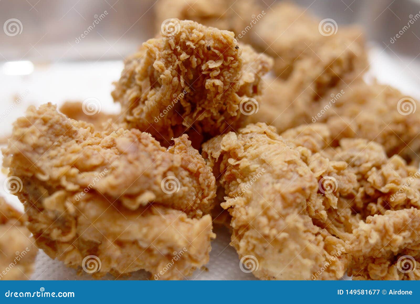 frango-frito-crocante-imagem-de-stock-imagem-de-borrado-149581677