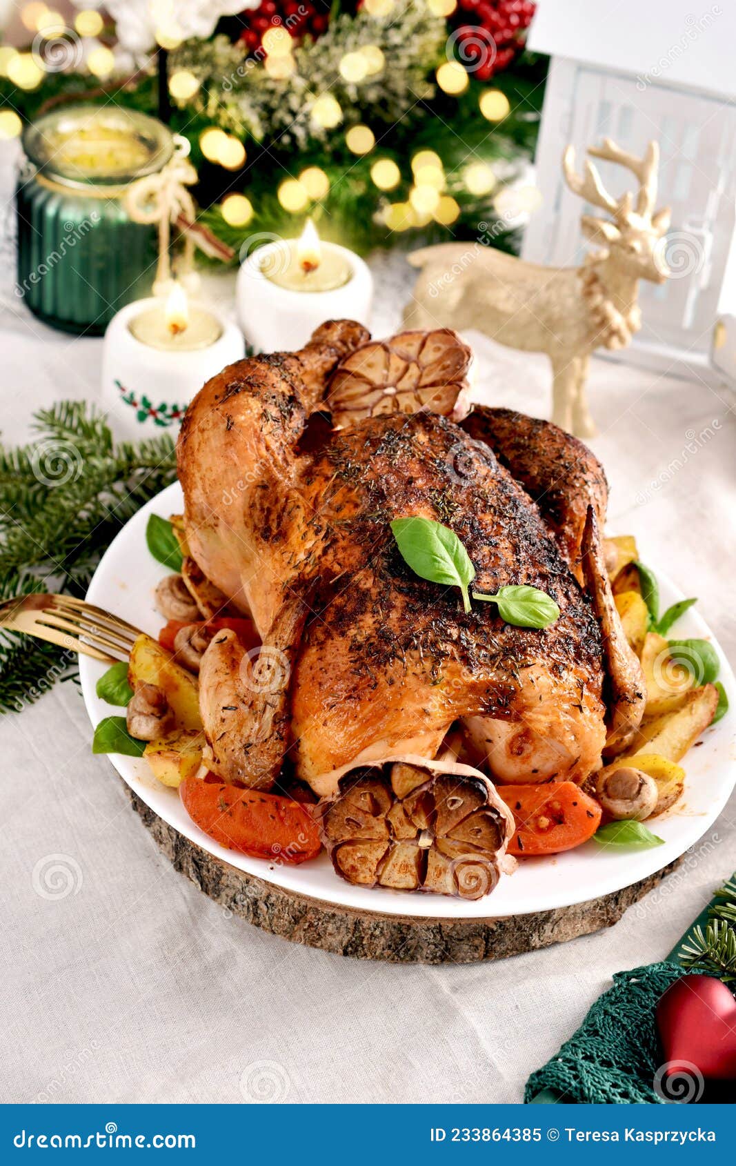 Frango Inteiro Torrado Com Vegetais E Alho Na Mesa De Natal Imagem de Stock - Imagem de cozido, delicioso: 233864385 Frango Inteiro Torrado Com Vegetais E Alho Na Mesa De Natal Imagem de Stock - Imagem de cozido, delicioso: 233864385