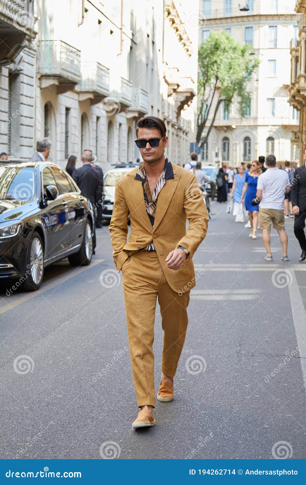 Een trouwe Enten Dwaal Frank Galluccio Met Beige Pak Voor Giorgio Armani Modeshow Milan Mode Week  Straatstijl Redactionele Stock Afbeelding - Image of armani, overhemd:  194262714