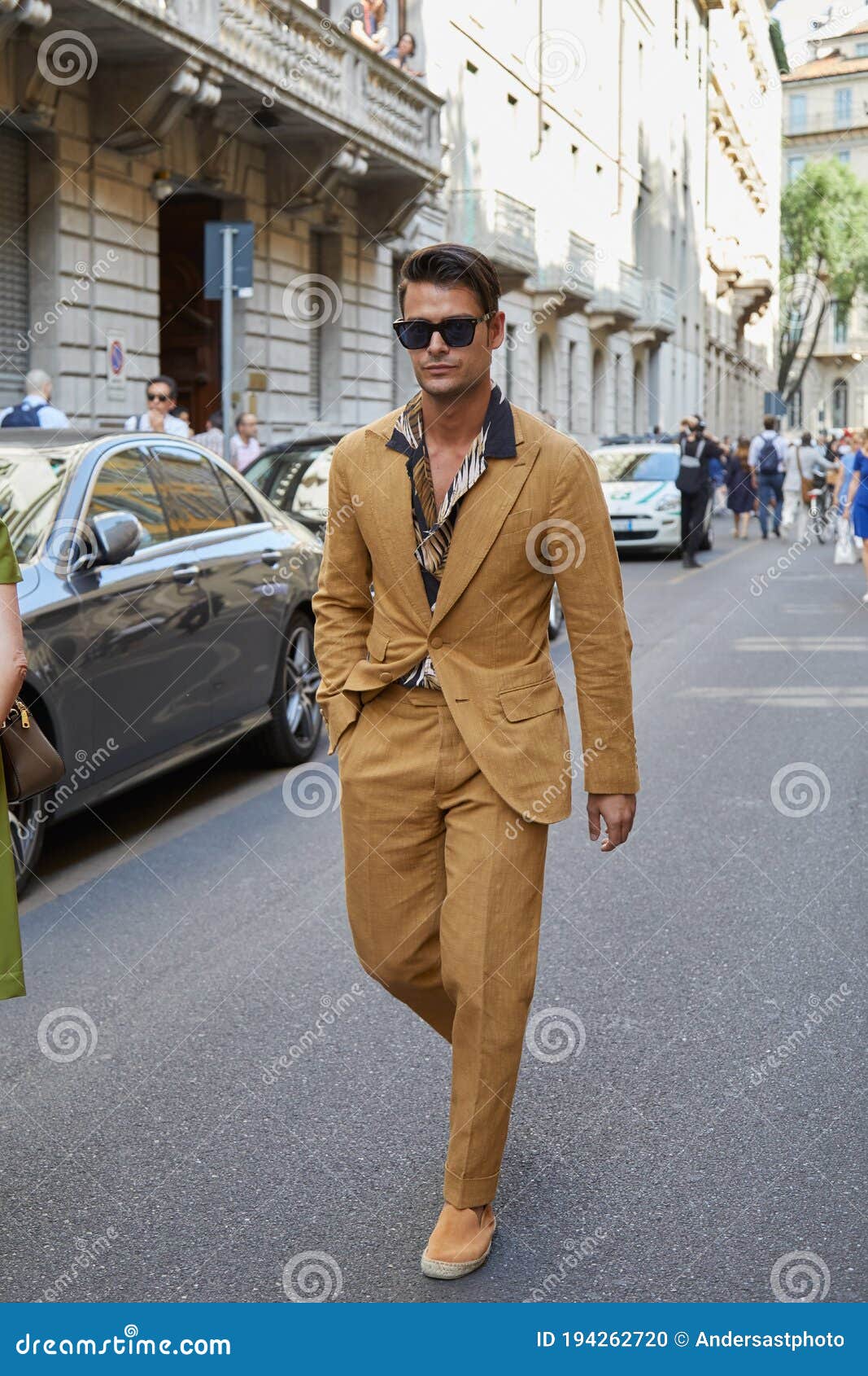 overschrijving plafond Meesterschap Frank Galluccio Met Beige Pak Voor Giorgio Armani Modeshow Milan Mode Week  Straatstijl Redactionele Afbeelding - Image of milaan, kostuum: 194262720