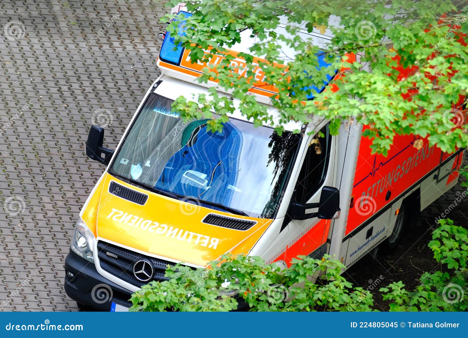 Frankfurt Deutschland Juni 2021 : Moderne Weiße Krankenwagen Auto Mit  Blinklichter Auf Dem Dach an Der Spitze Wartet Auf Die Patie Redaktionelles  Bild - Bild von notfall, rettung: 224805045