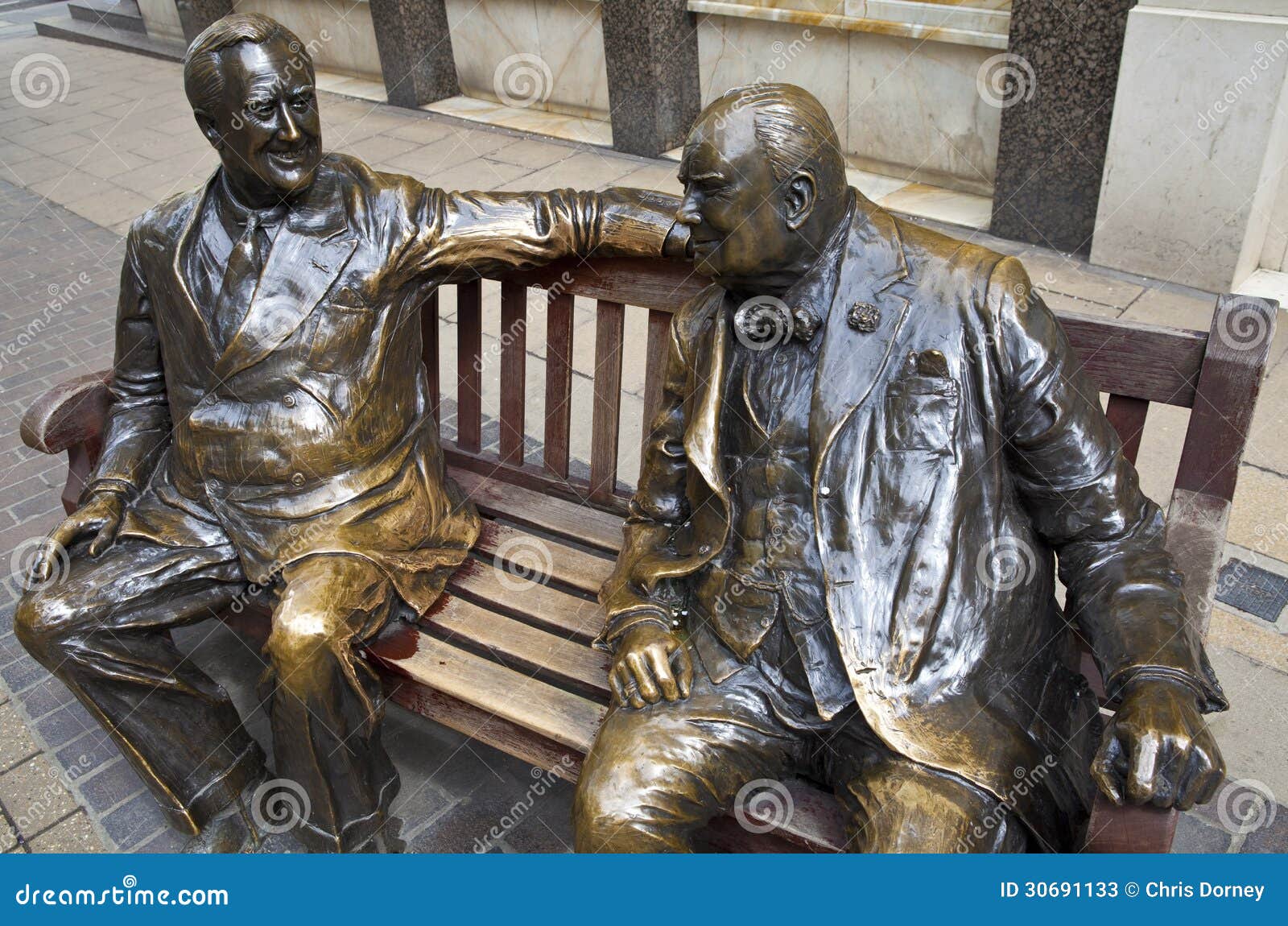 Franklin D. Roosevelt &amp; Winston Churchill Statue i. Statues of allies Franklin D. Roosevelt and Winston Churchill talking to each other in Londons Mayfair.