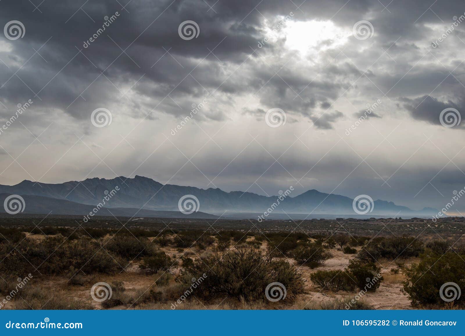 Franklin Mountains Onder Donkere Sombere Hemel Stock Foto - Image of ...