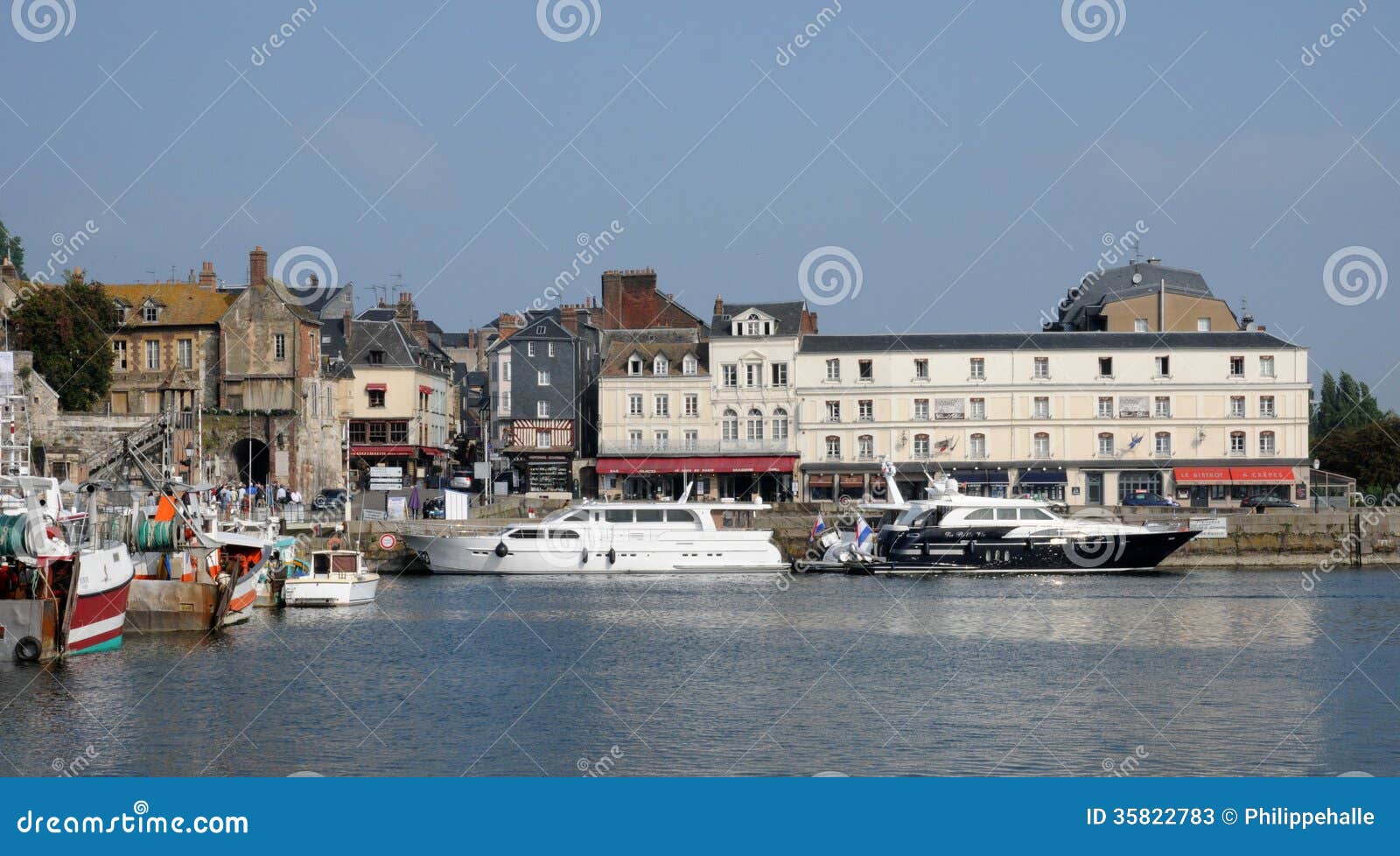 Frankrijk, Stad Van Honfleur in Normandie Redactionele Stock Foto ...