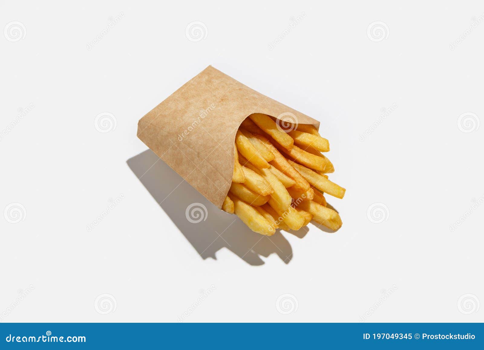 vertrekken Samuel Corrupt Franse Friet En Fastfood in Menu Tijdens Pandemie. Gebakken Aardappelen in  Ecologische Papieren Verpakkingen Met Schaduw Stock Afbeelding - Image of  organisch, geïsoleerd: 197049345