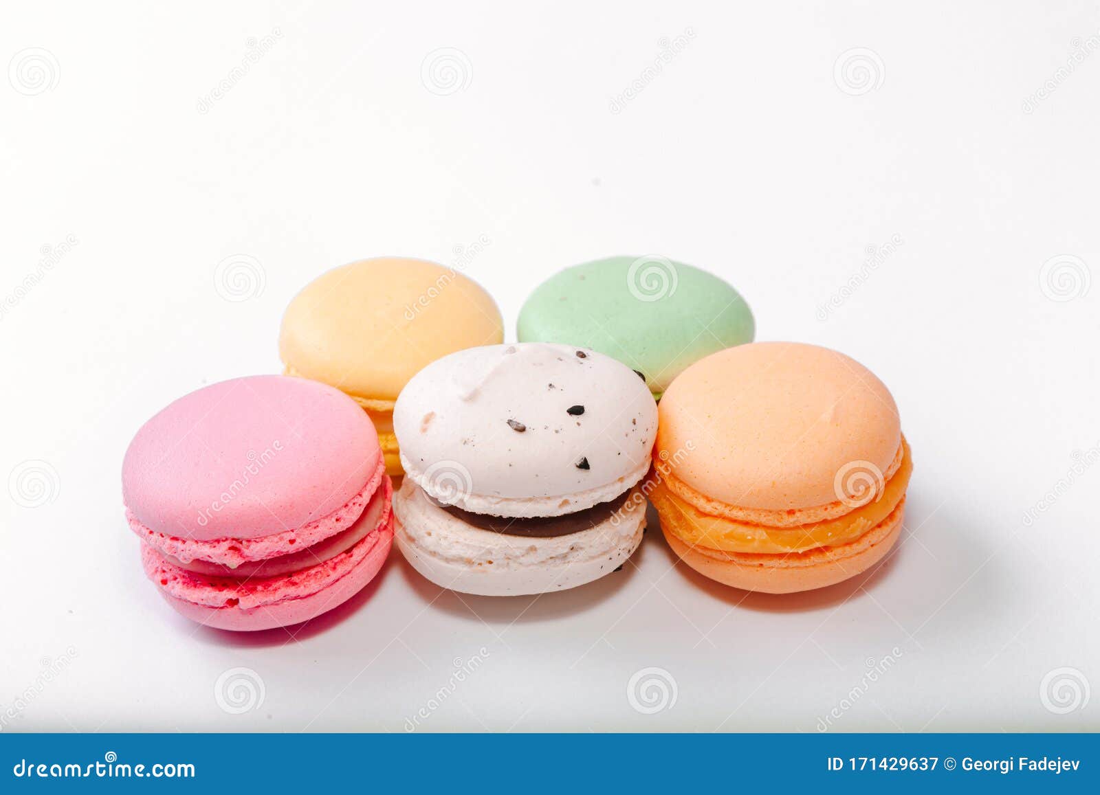 Magnetisch kousen Helm Franse Kleurrijke Macarons Achtergrond, Kleurrijke Macarons Op Witte  Achtergrond Macaron of Macaroon is Een Zoete, Op Genen Gebas Stock  Afbeelding - Image of frans, suikergoed: 171429637