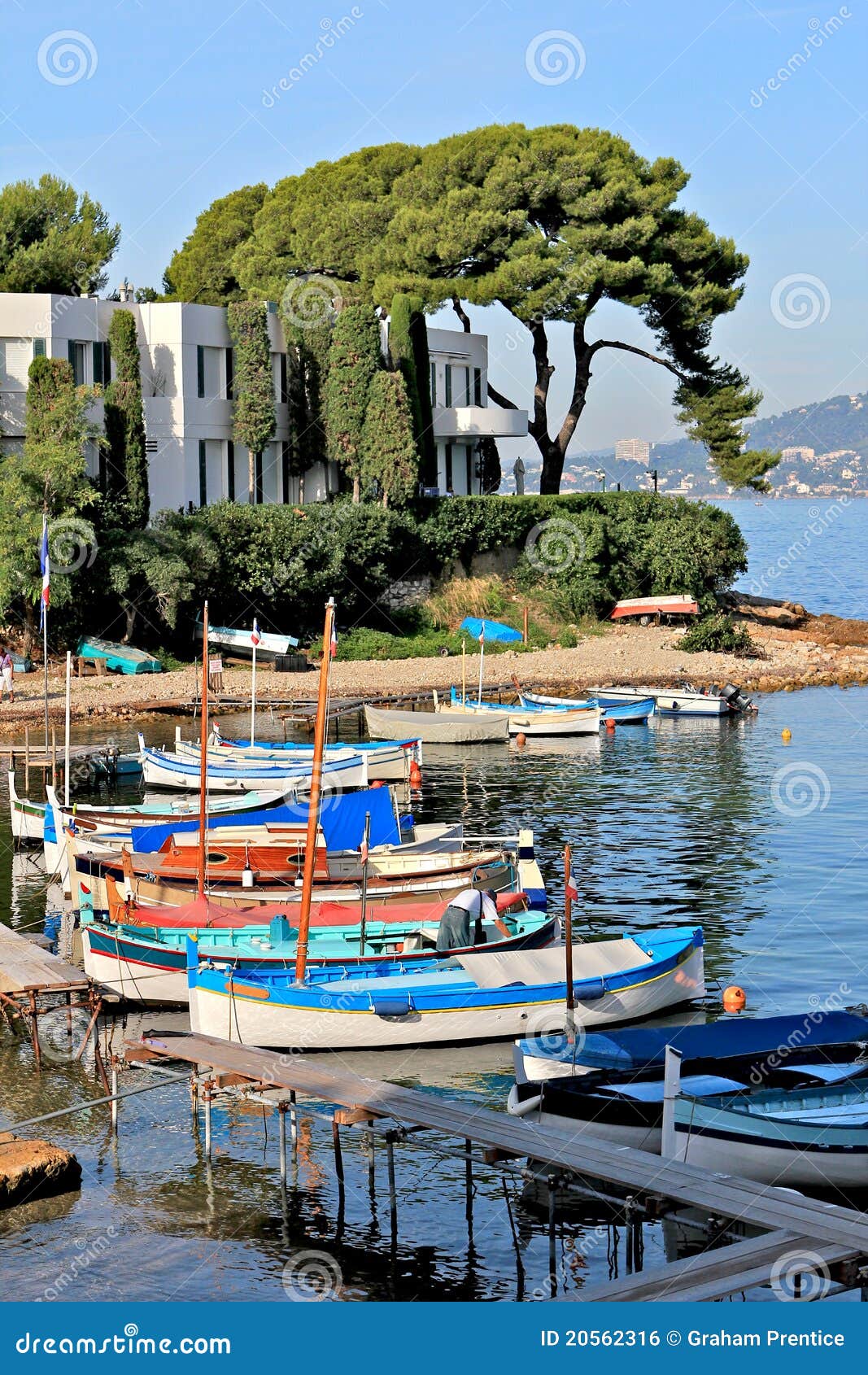 Franse Riviera - Boten Dichtbij Werf Stock Foto - Image of pijnboom ...