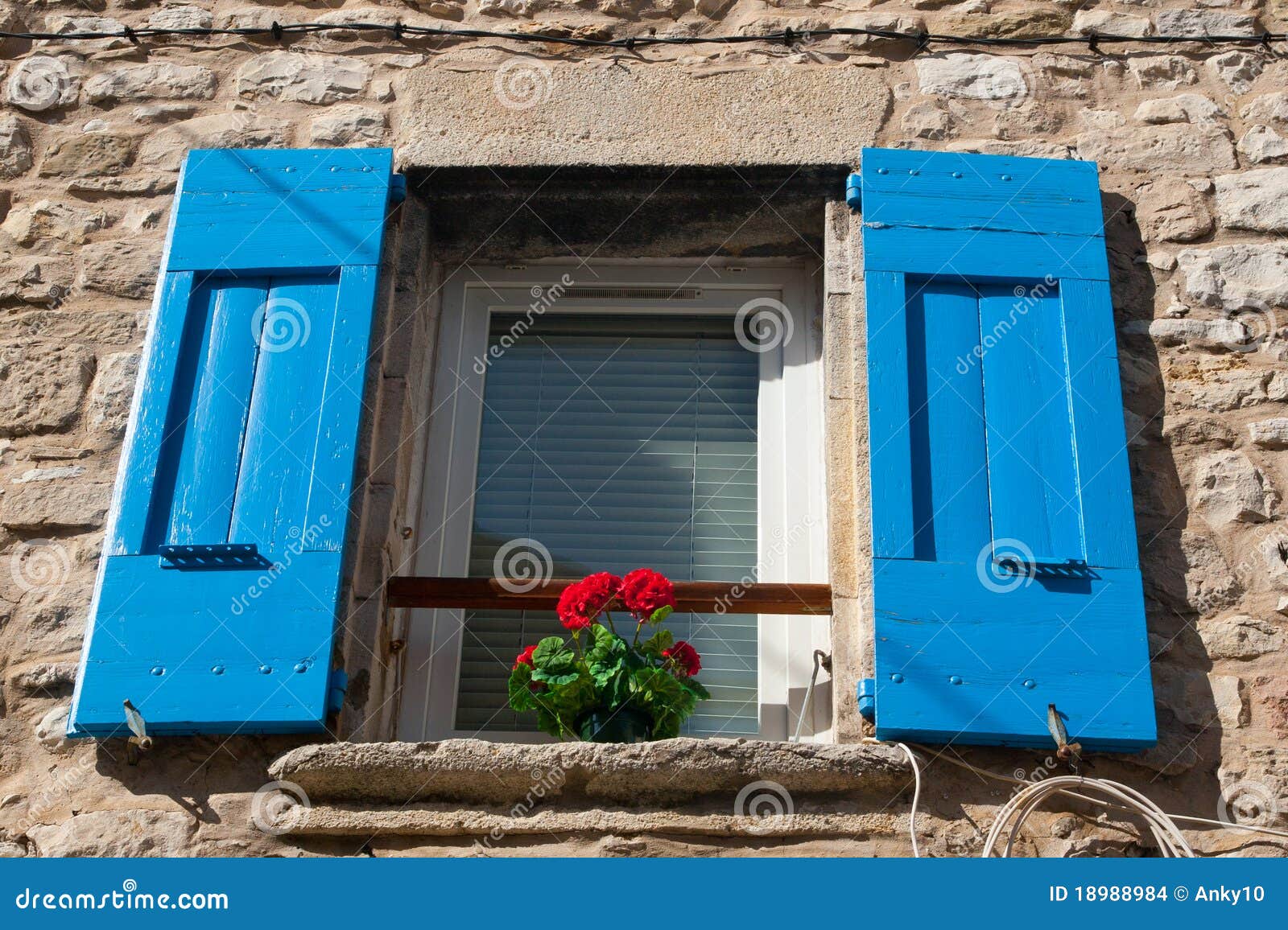 Fransmannen shutters fönstret. Kulört franskt pastellfärgat provence typisk byfönster