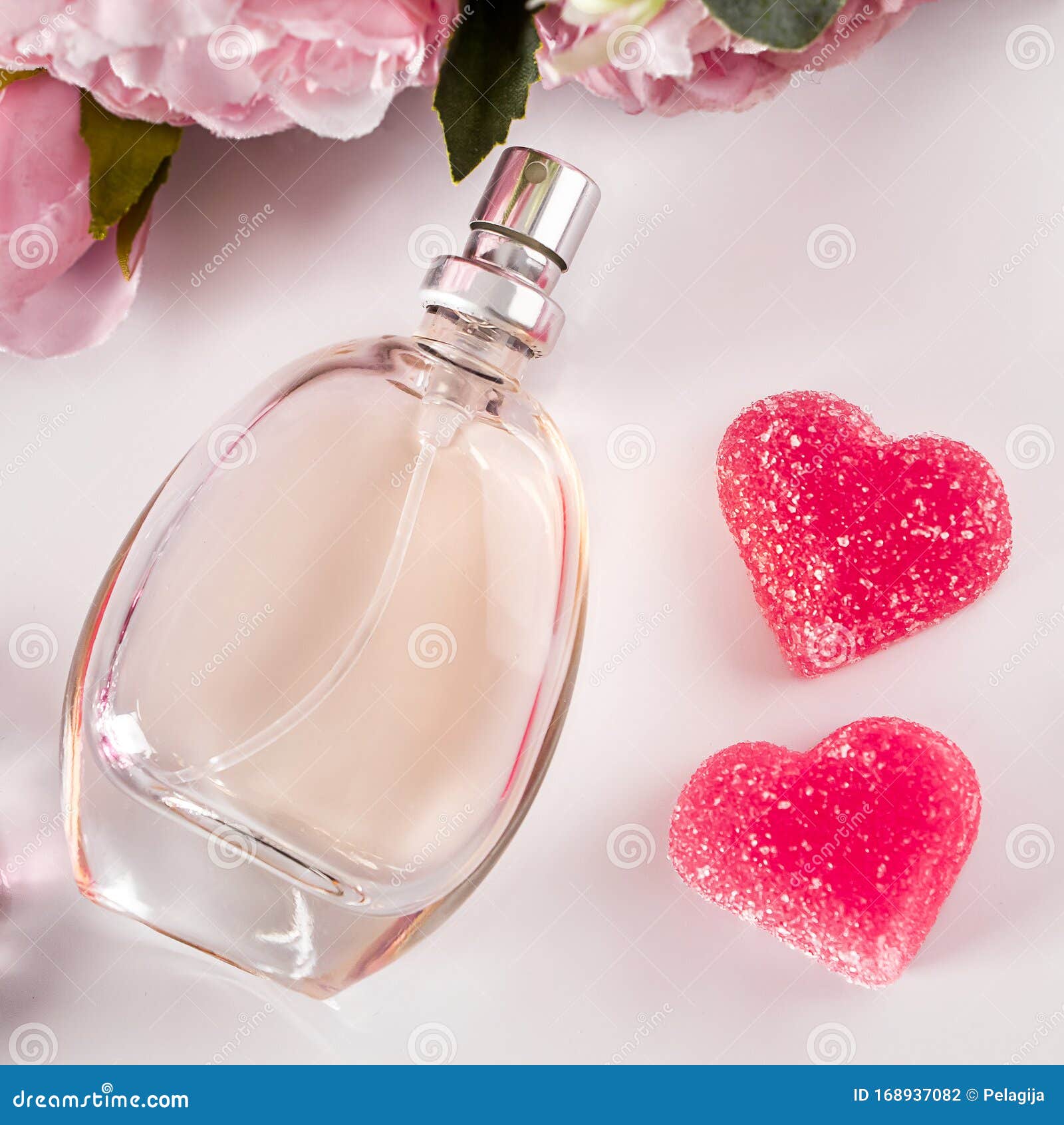 Frasco De Perfume, Flores Y Corazones Sobre Un Fondo Ligero Foto de archivo  - Imagen de rosa, regalo: 168937082