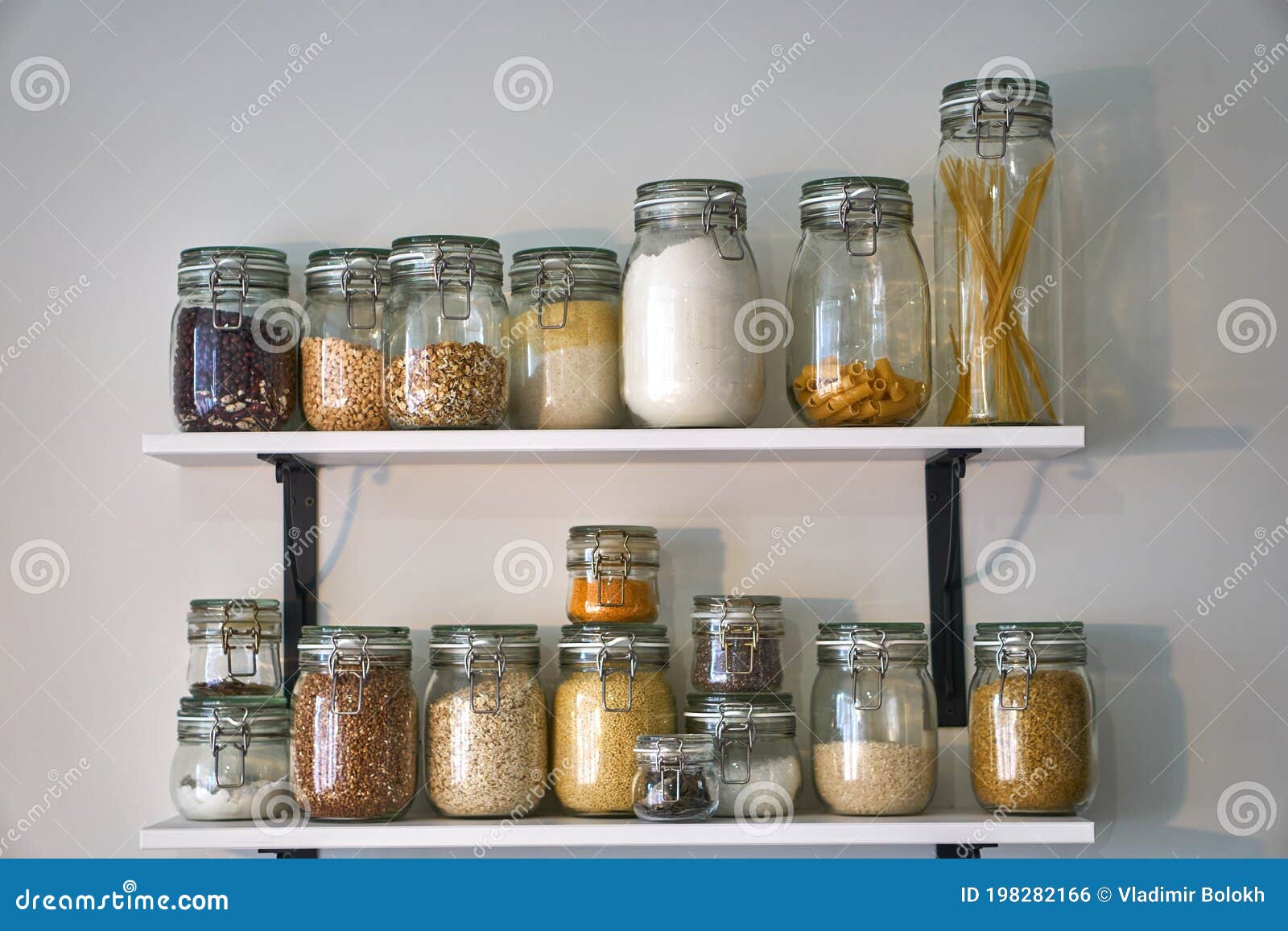 Frascos De Vidrio Con Tapa Para Comida En Un Estante Blanco. Almacenamiento  En La Cocina. Contenedores Foto de archivo - Imagen de guisantes, mercado:  217657240