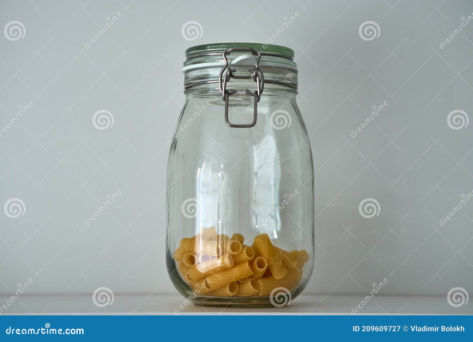 Frascos De Vidrio Con Tapa Para Comida En Un Estante Blanco. Almacenamiento  En La Cocina. Contenedores Imagen de archivo - Imagen de envase,  empaquetado: 209609727