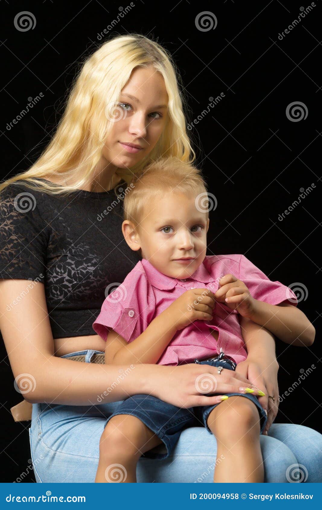 Fratello maggiore con il fratello neonato. concetto di famiglia di amore  Foto stock - Alamy