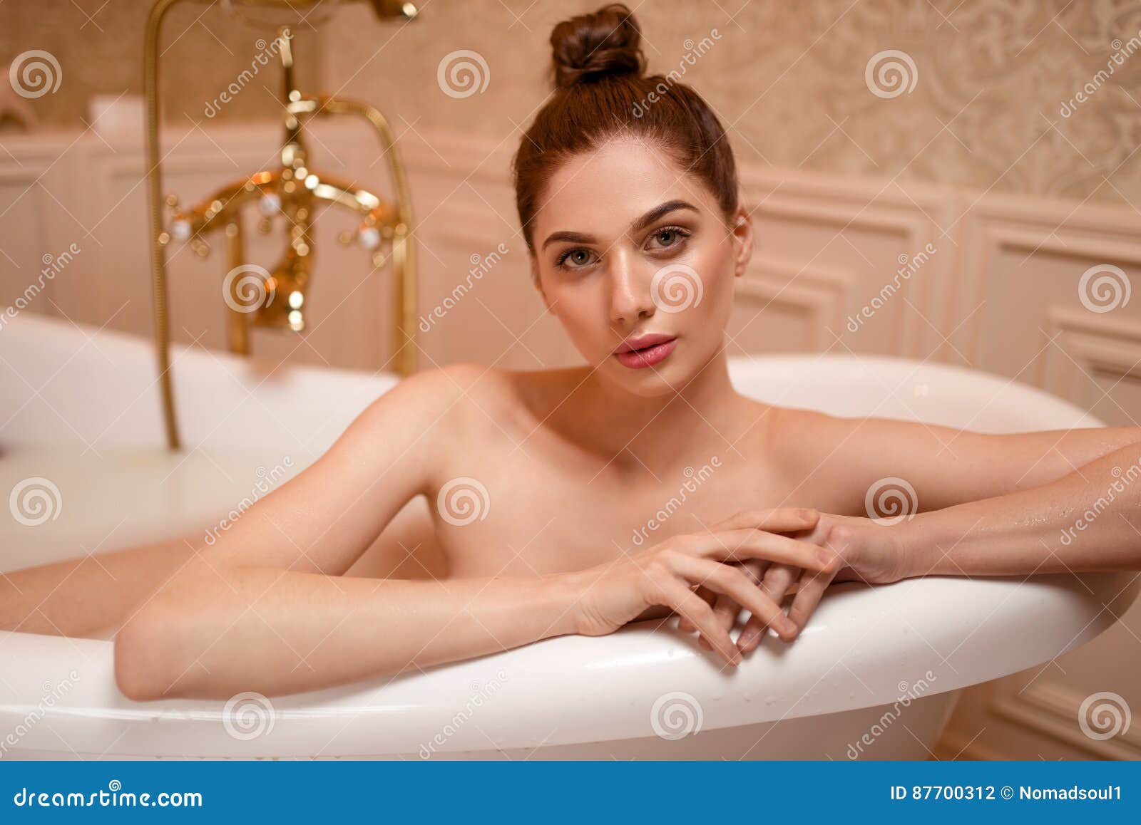 In badewanne frauen nackte Versaute Hausfrau