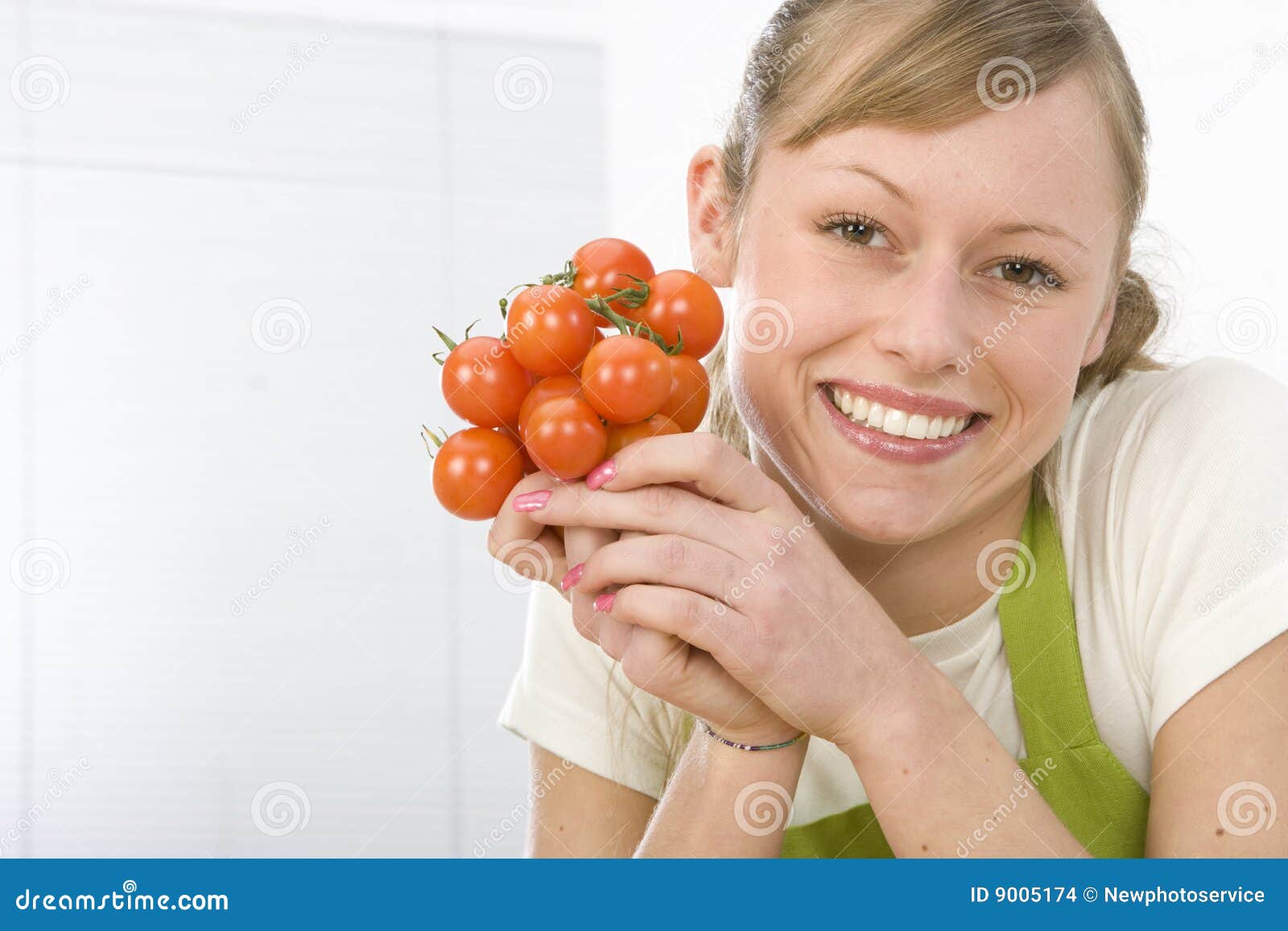 Frau in der Küche. Schöne junge Frau, die vegetarischen Gemüsesalat bildet