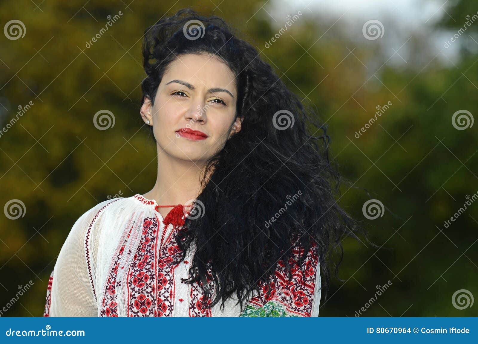 Frau In Der Rumanischen Traditionellen Kleidung Stockfoto Bild Von Lang Haar 80670964