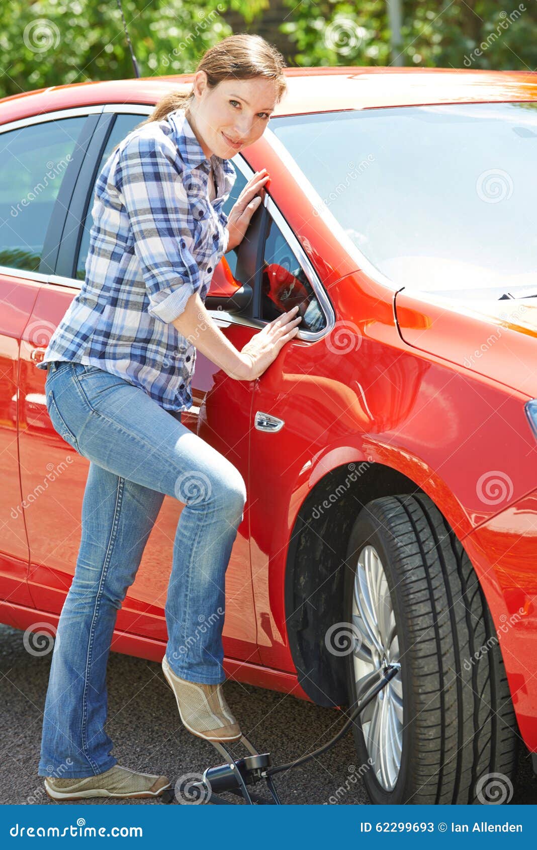 Frau, Die Auto-Reifen Mit Fuß-Pumpe Aufbläst Stockbild - Bild von  reparatur, überprüfen: 62299693