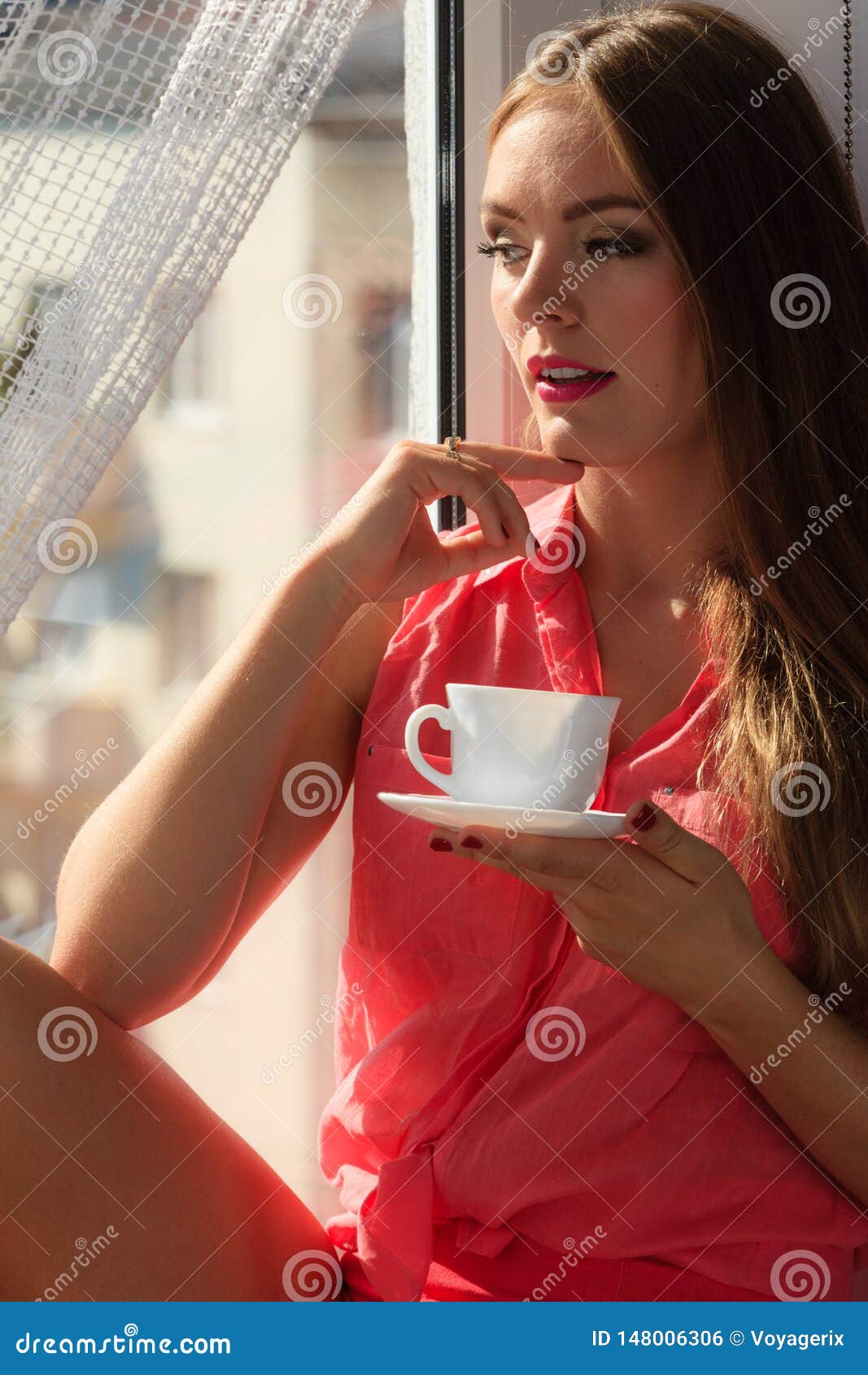 Frau, Die Durch Fenster, Entspannungstrinkender Kaffee Schaut Stockfoto Bild von entspannung
