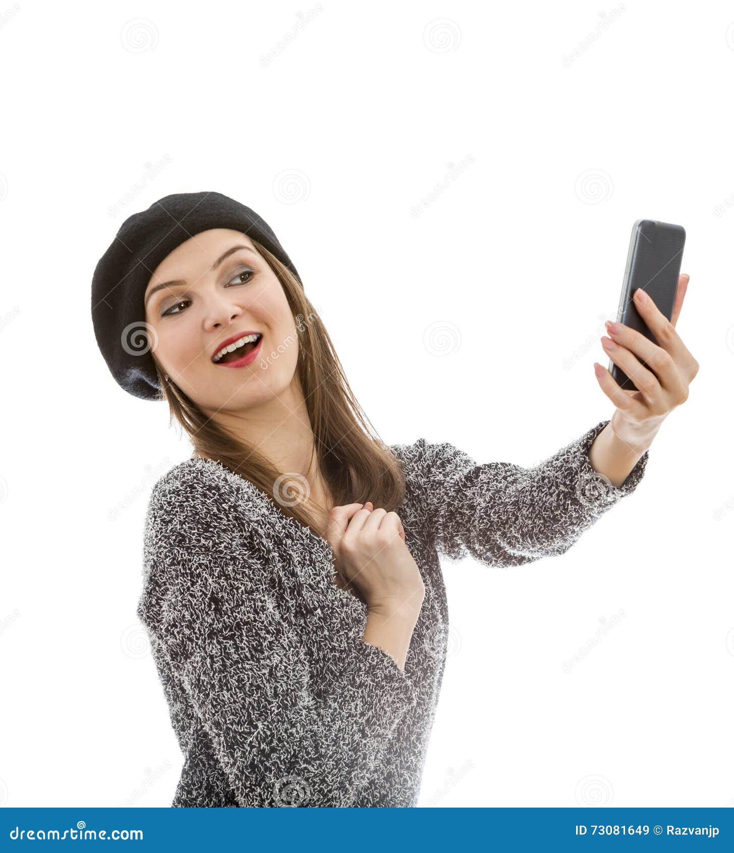 Frau, die ein selfie nimmt. Junge Frau, die ein selfie mit einem Smartphone lokalisiert gegen einen weißen Hintergrund nimmt