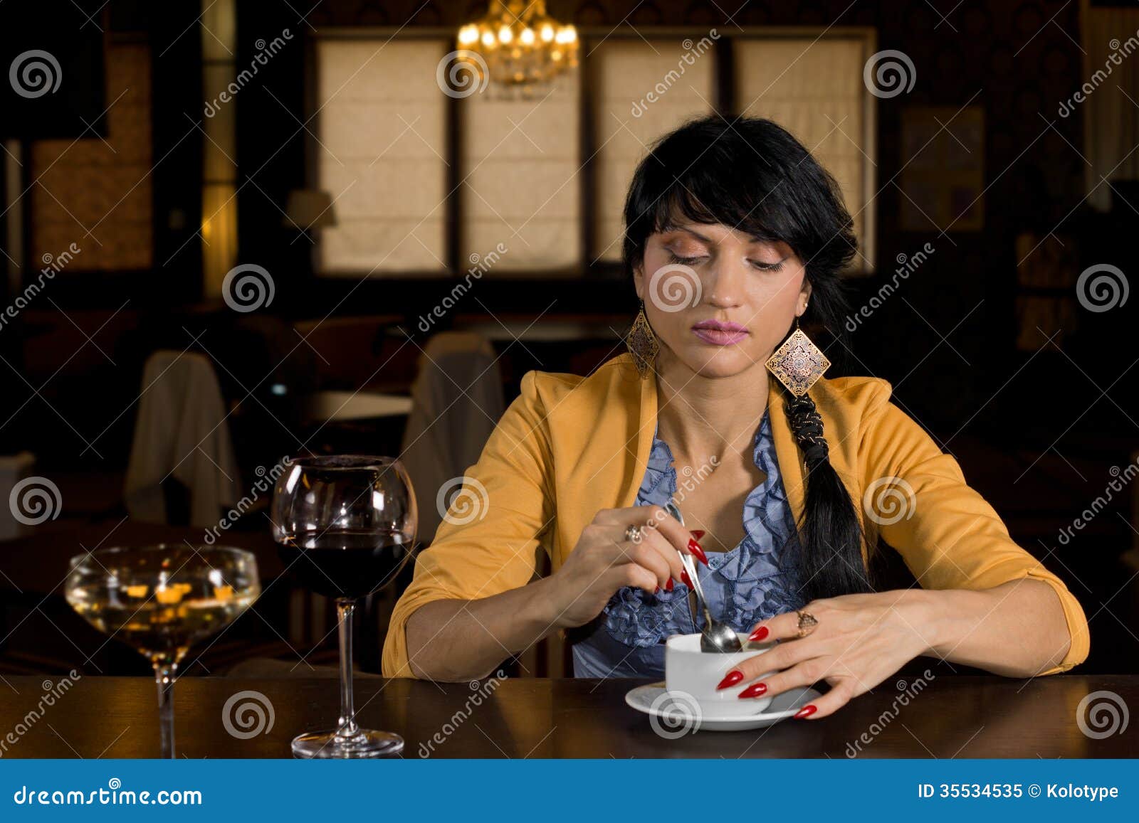 Frau, Die An Einer Bar Kaffee Trinkend Sitzt Stockbild