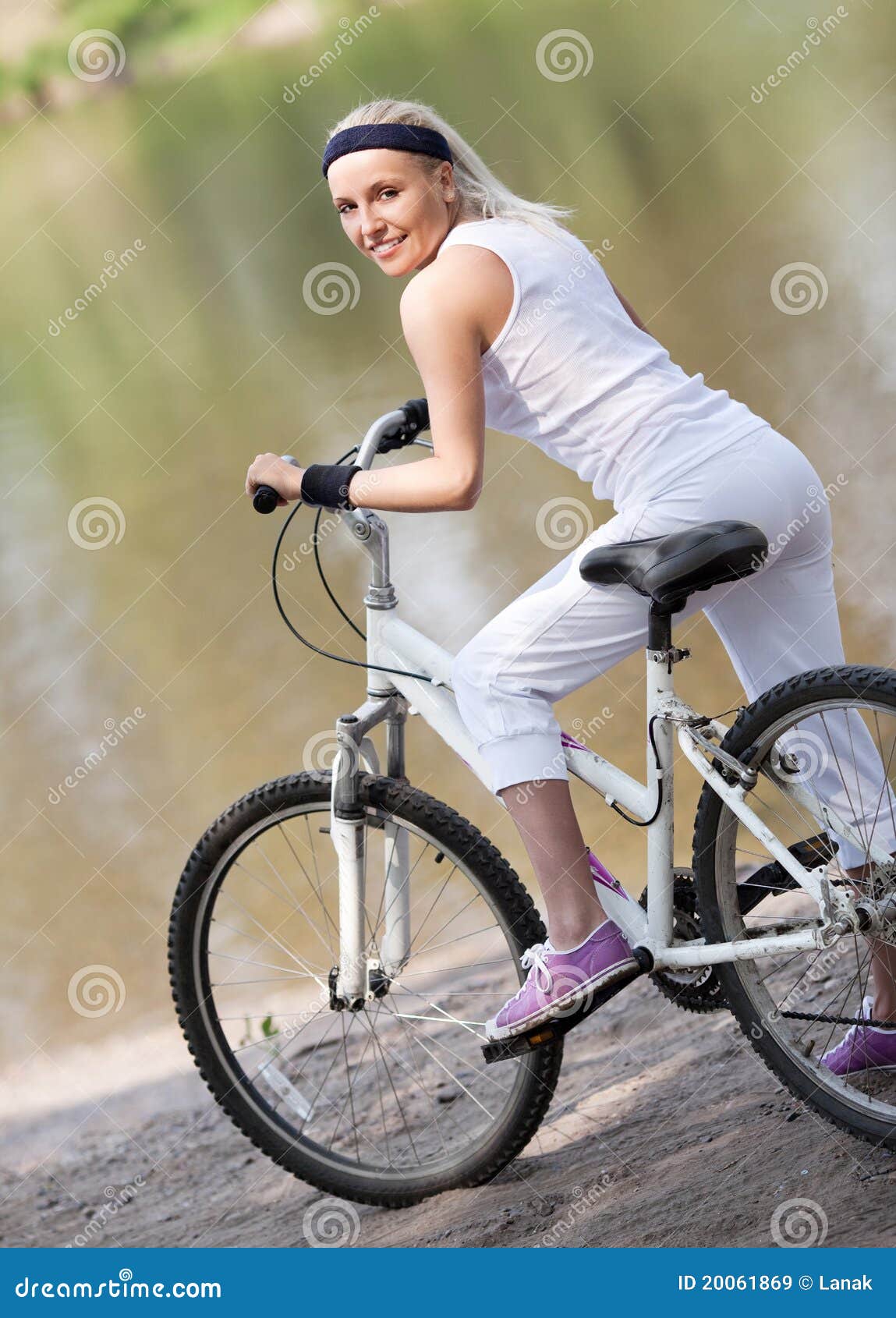 Frau, die Fahrrad fährt stockbild. Bild von cycler