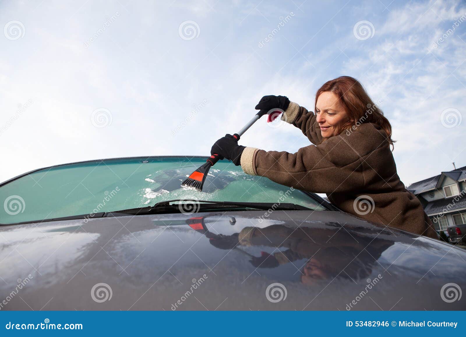 Frau, Die Frost Weg Von Ihrer Windschutzscheibe Im Winter Ausrangiert  Stockfoto - Bild von frost, automobil: 53482946
