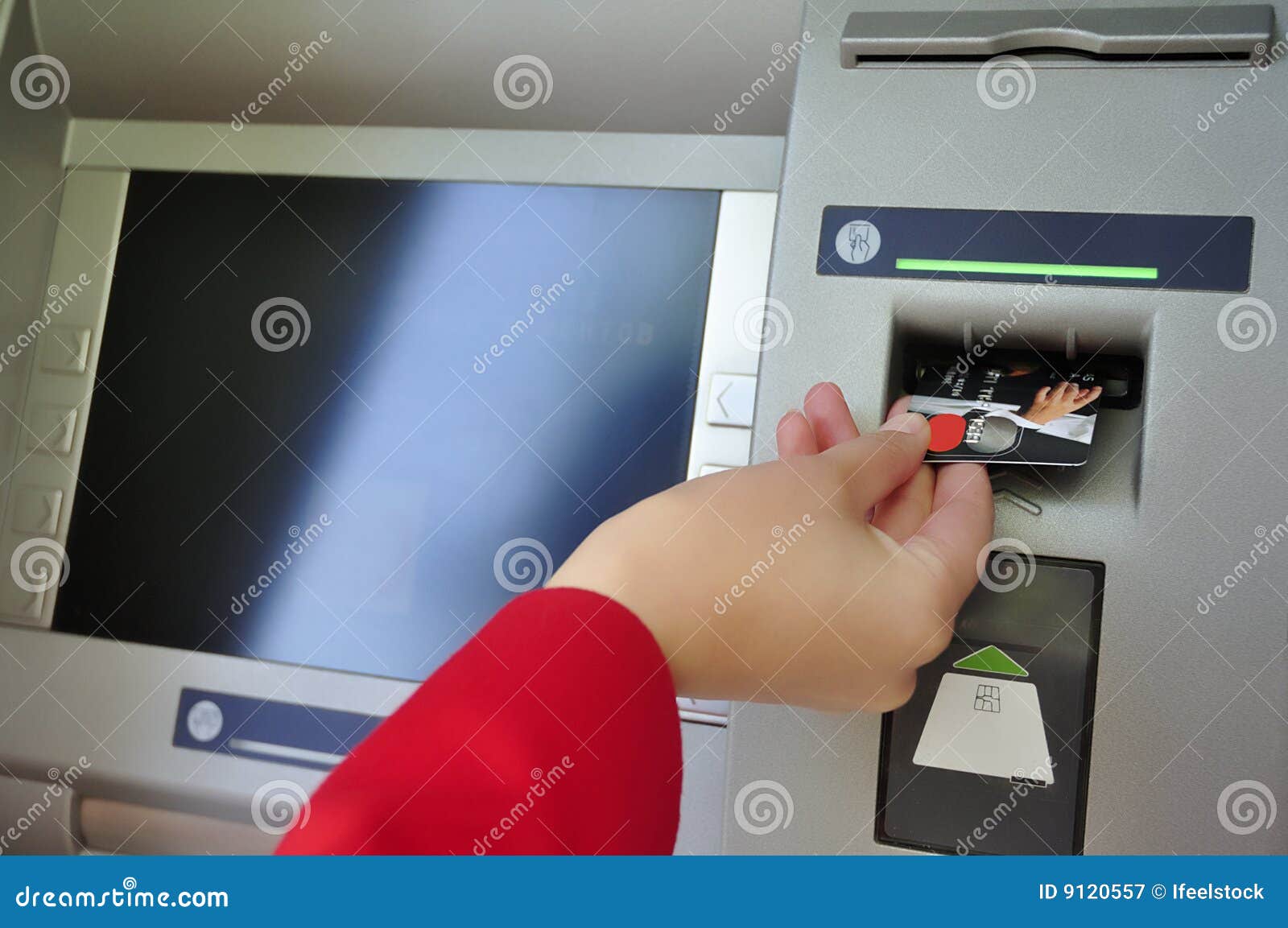 Frau, Die Ihre ATM-Karte in ATM Setzt Stockbild - Bild von kaufen