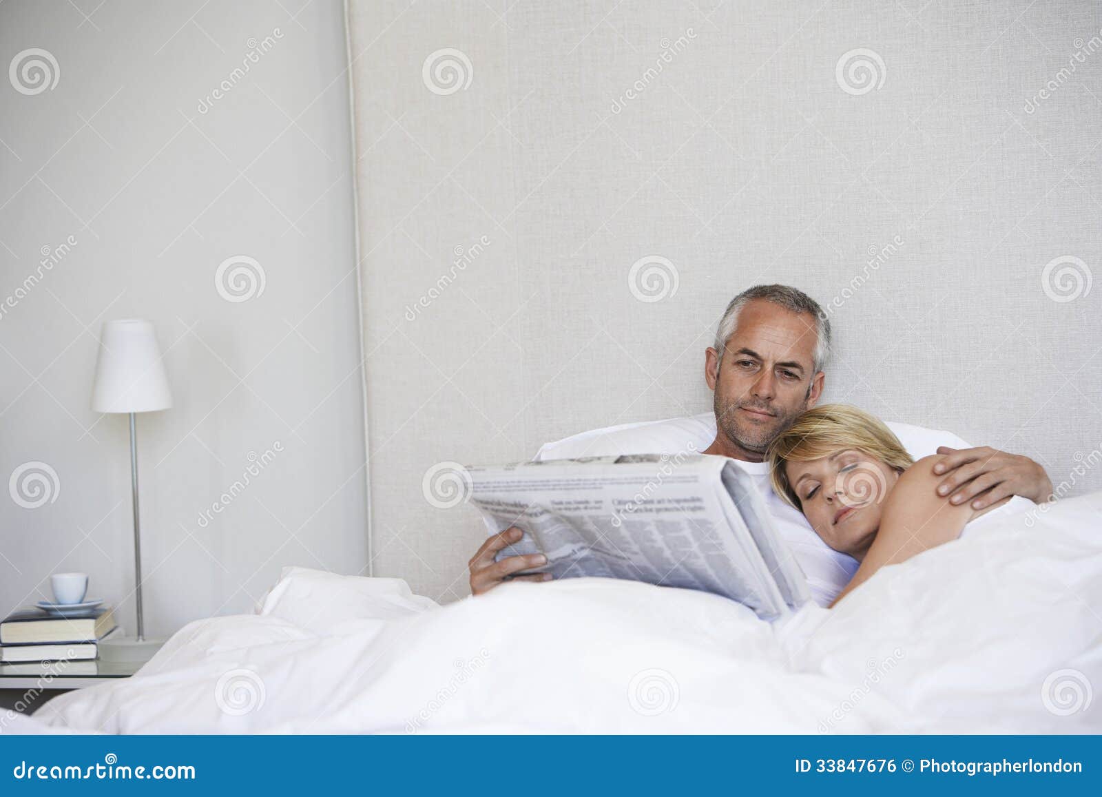 5,902 Mann Zwischen Zwei Frauen Im Bett Stock Fotos Foto