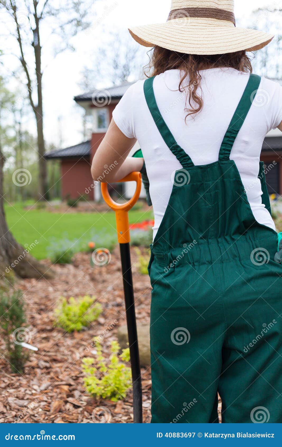 Frau, Die Nach Der Arbeit Im Garten Stillsteht Stockbild Bild von