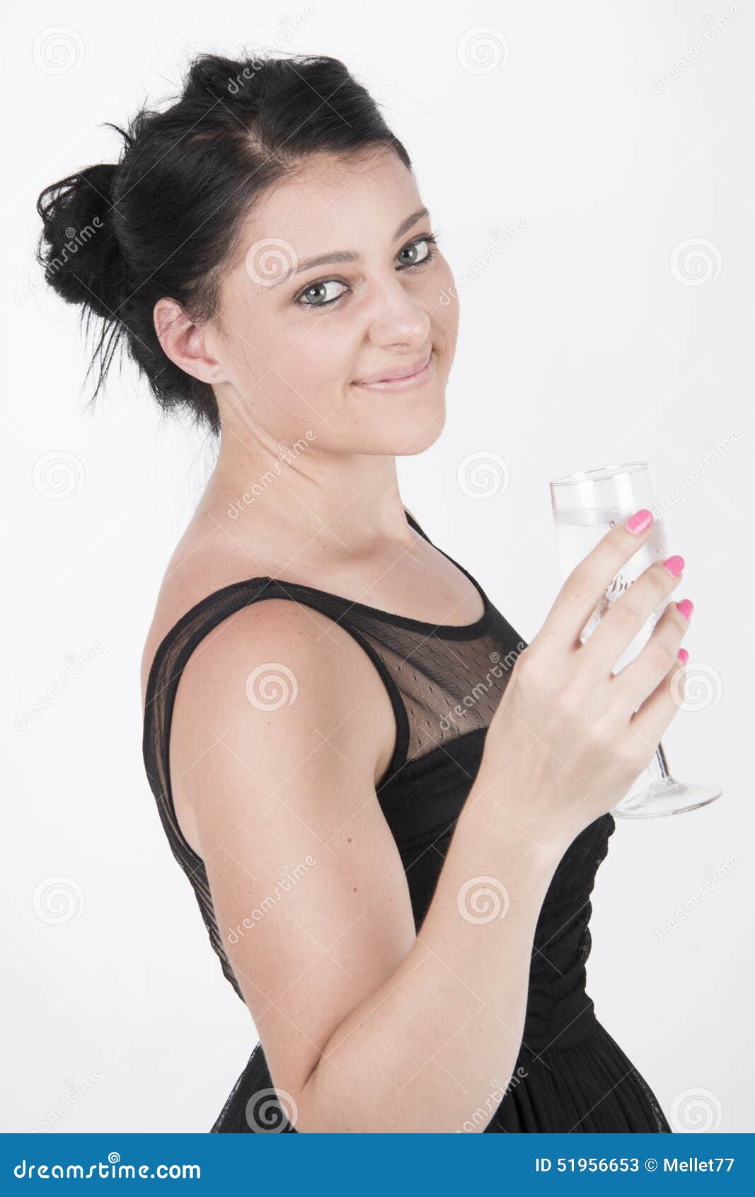 Frau, die neues Jahr mit einem Glas champane feiert. Junge attraktive Frau, die mit einem champane in ihrem Glas feiert