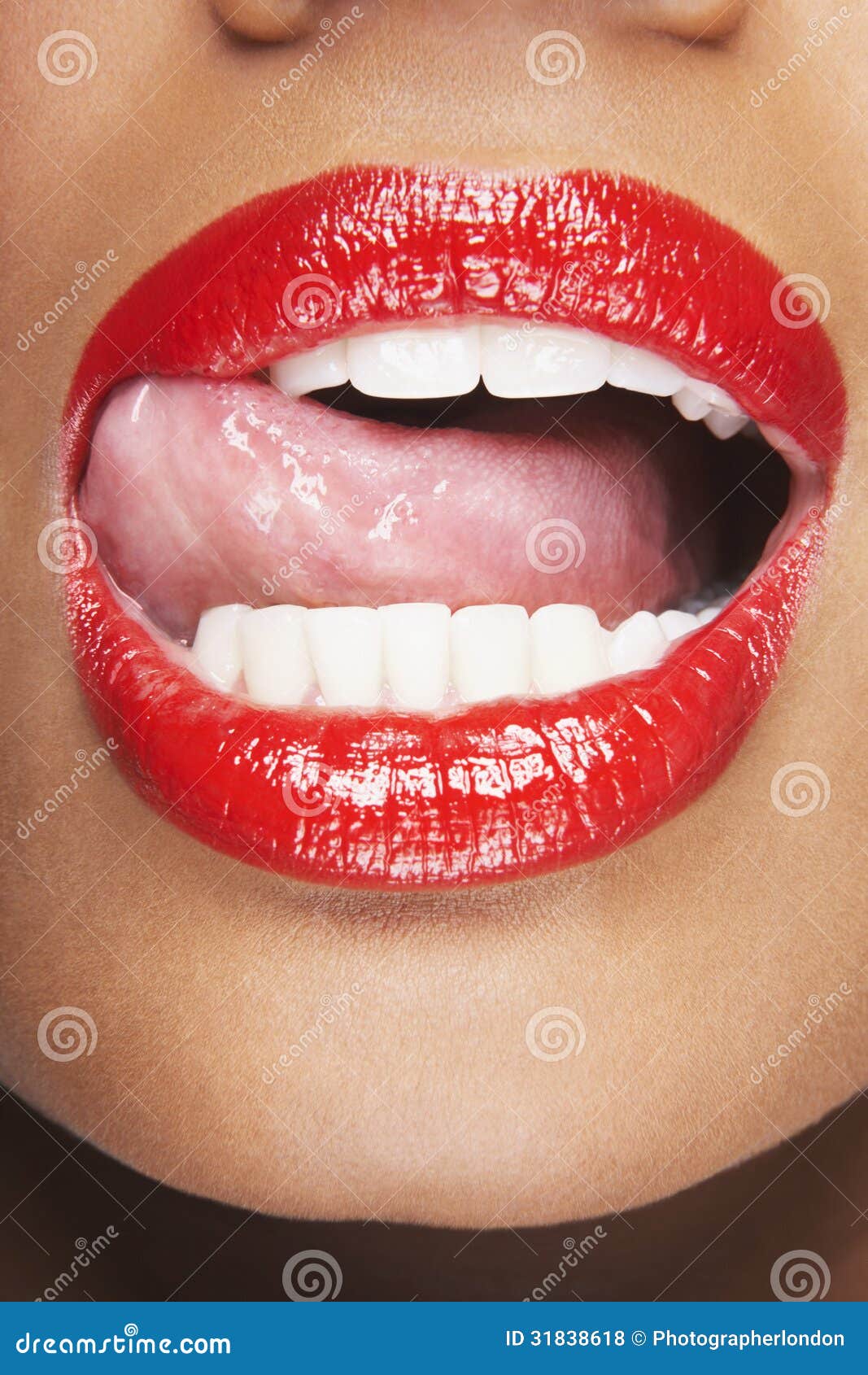 Frau, Die Rote Lippen Leckt Stockfoto - Bild von leute, öffnung: 31838618