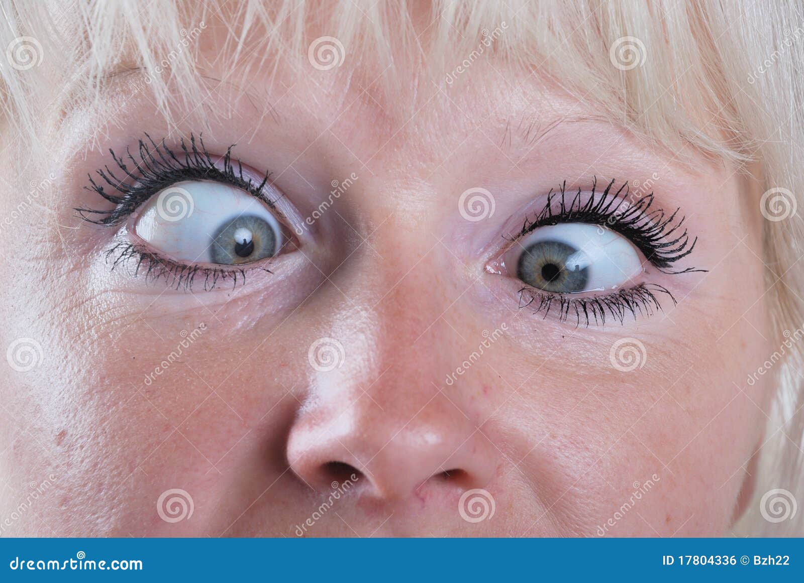 Frau Die Schielende Augen Bildet Stockfoto Bild Von Schielende Frau