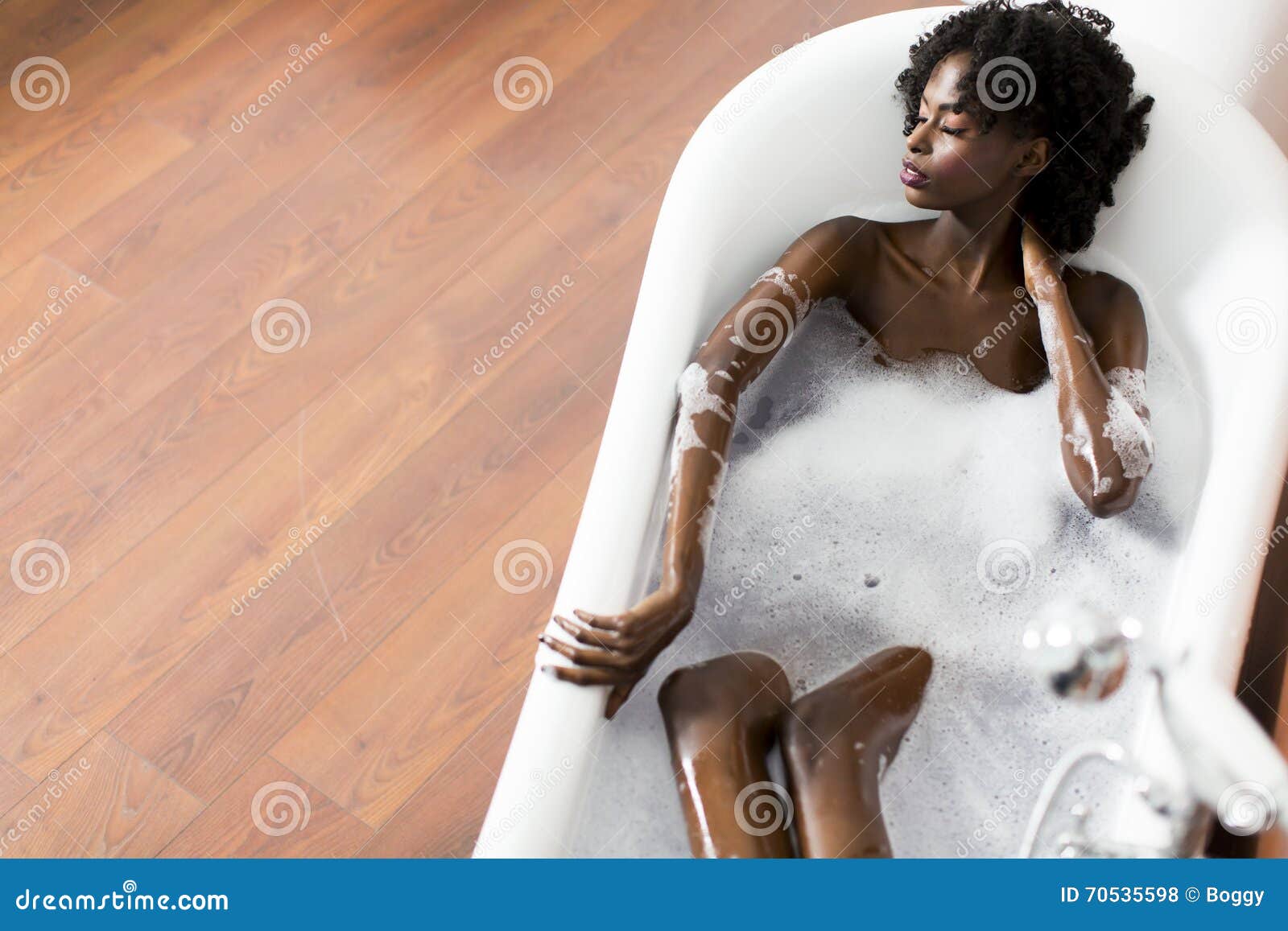 Frau in einer Badewanne stockfoto. Bild von relax, luxus ...