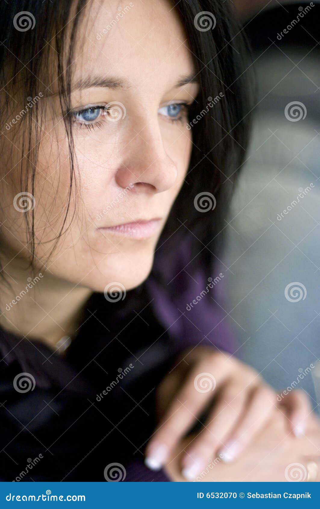 Frau am Fenster stockfoto. Bild von augen