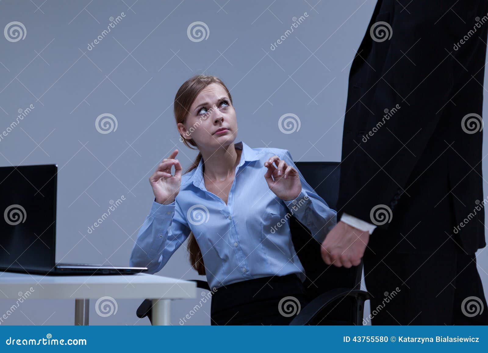 Frau hat angst vor treffen