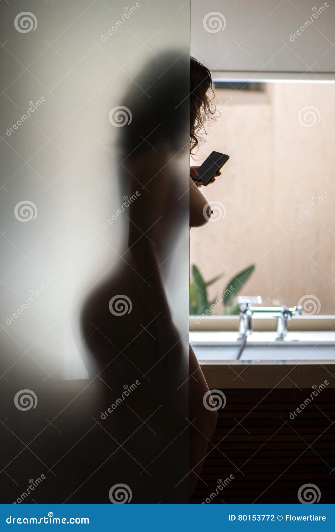 Frauen im badezimmer nackt