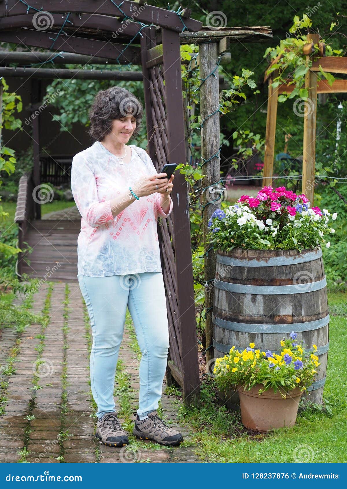 Frau Im Garten Mit Der Landschaftsgestaltung Von