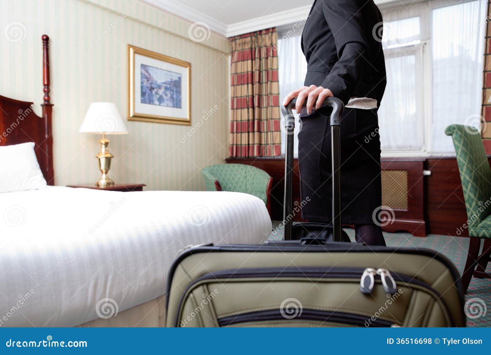 Frau im Hotelzimmer stockfoto. Bild von trennvorhänge - 36516698