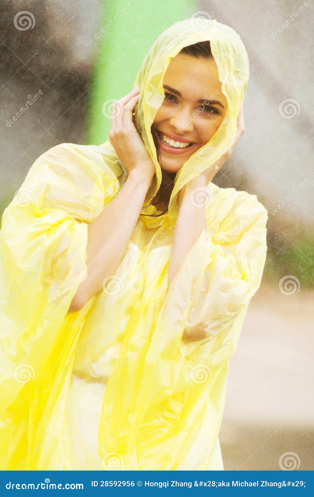 Blonde Nackte im Regen stockfoto. Bild von küstenlinie 