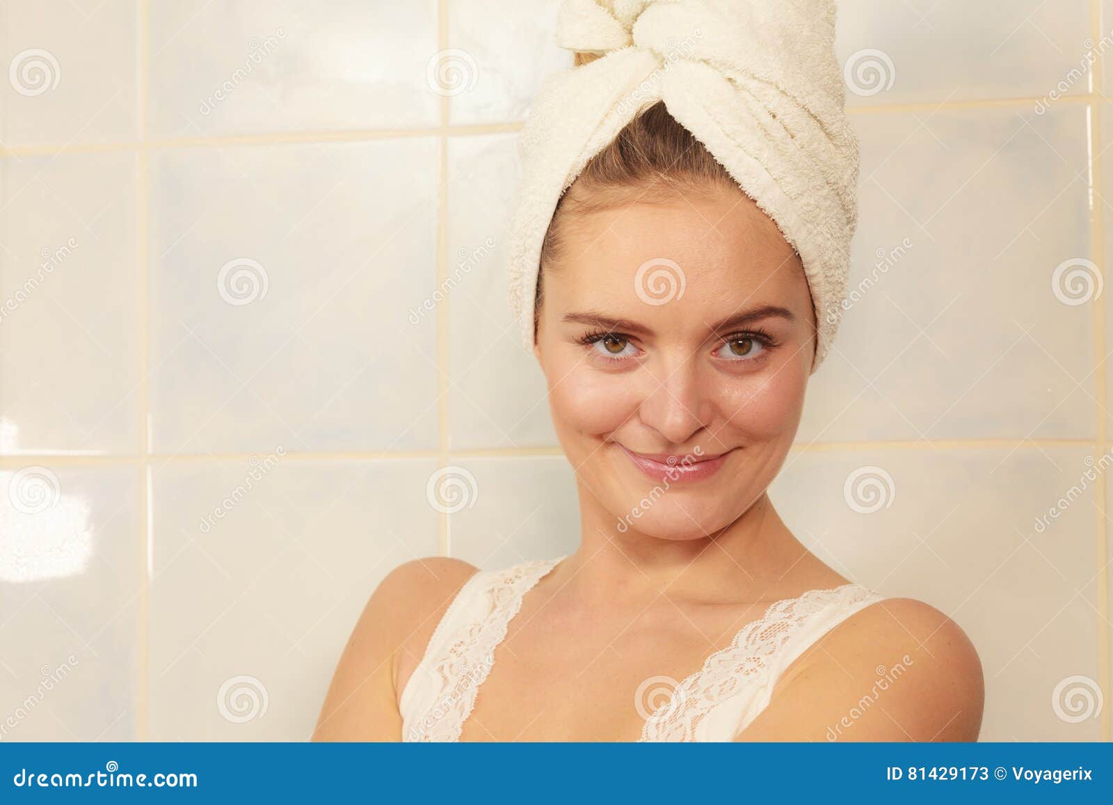 Жена после ванны. Девушка в полотенце. Девушка после ванной. Женщины завёрнутые в полотенце. Полотенце завернутое на голове.