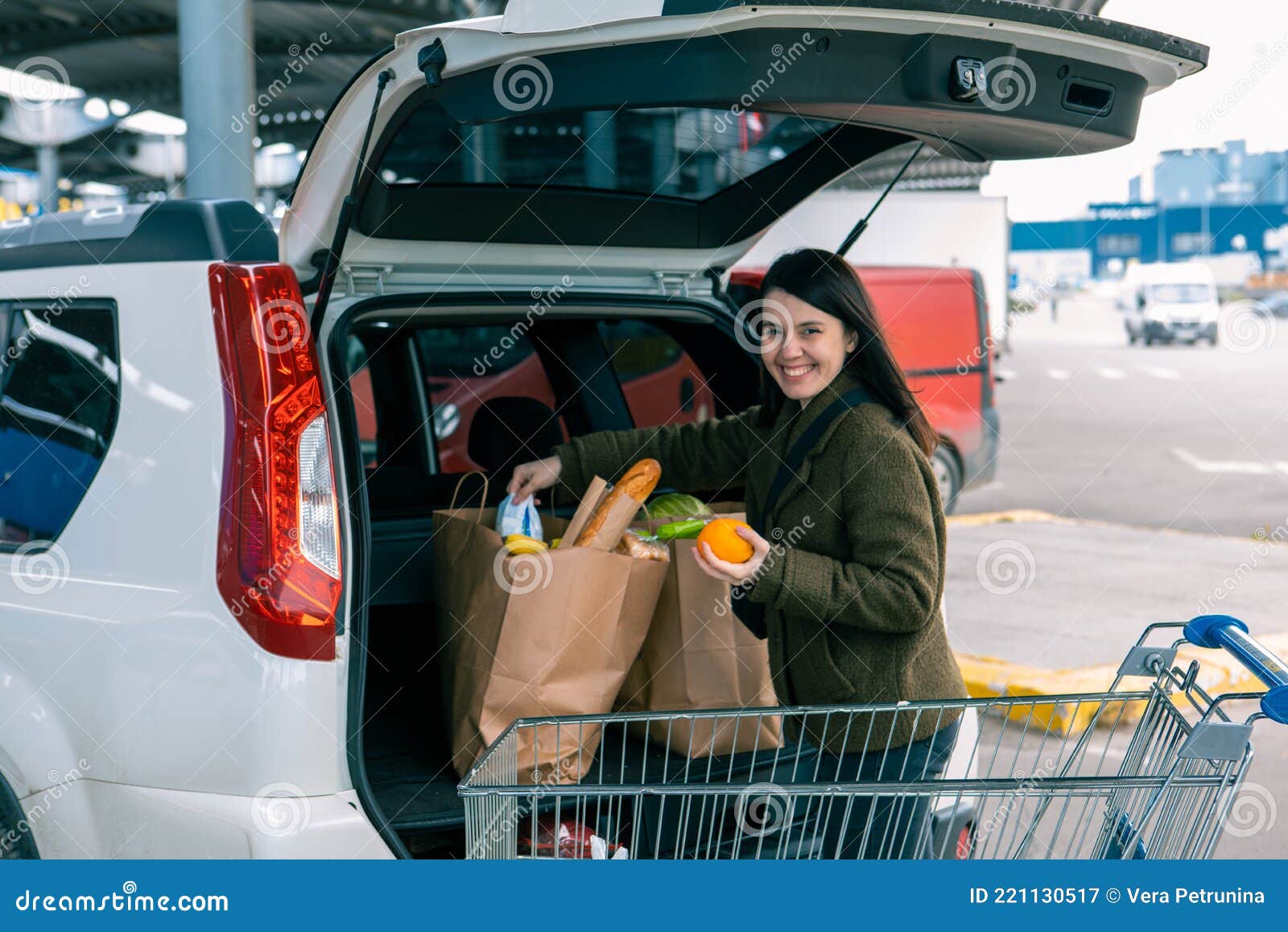 Frau Legte Taschen Mit Produkten in Auto Kofferraum Nach