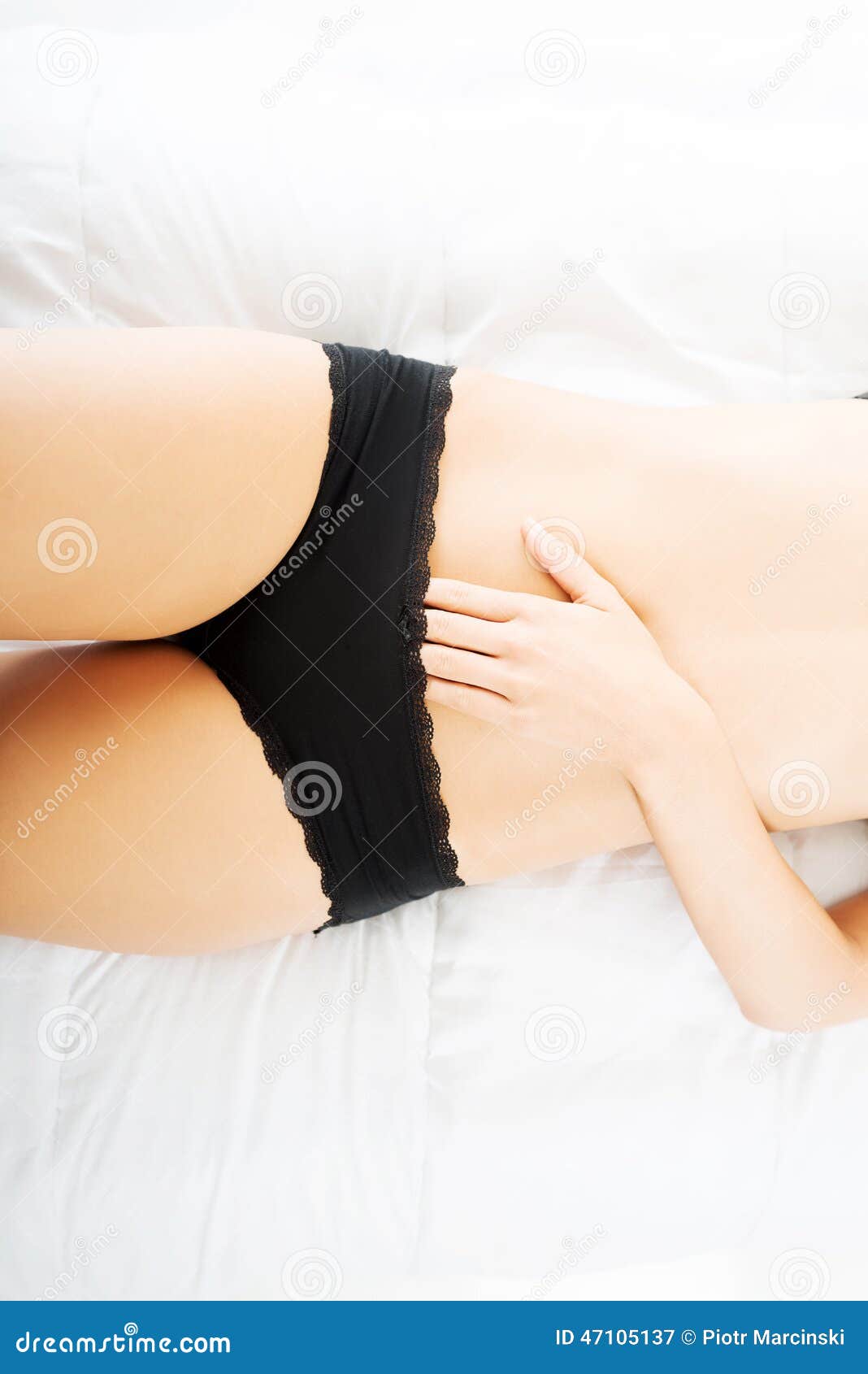 Frau masturbiert am strand