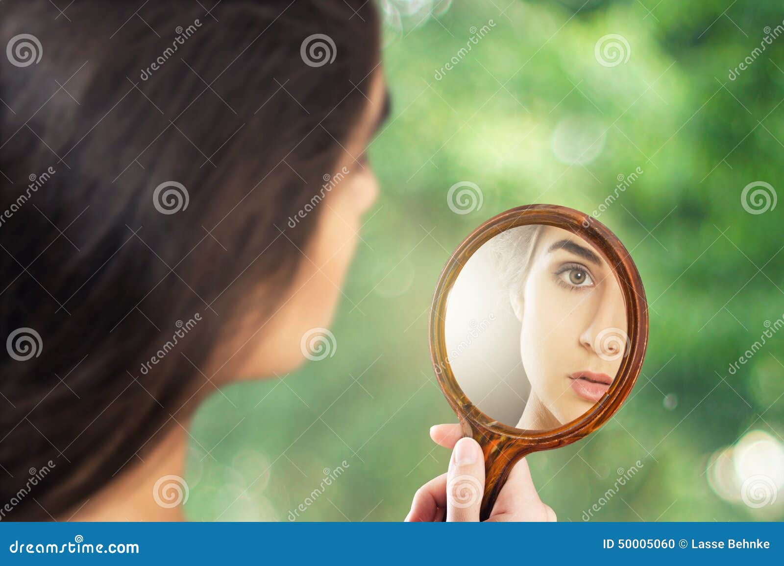 frau in the mirror