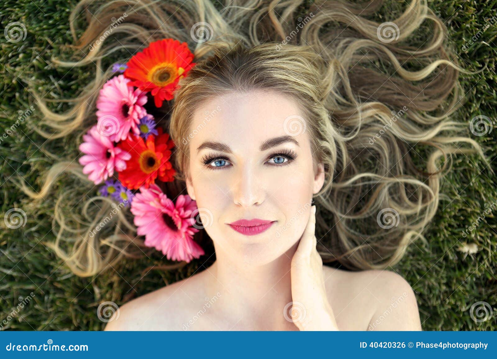Frau mit Blumen stockfoto. Bild von schönheit, abschluß - 40420326