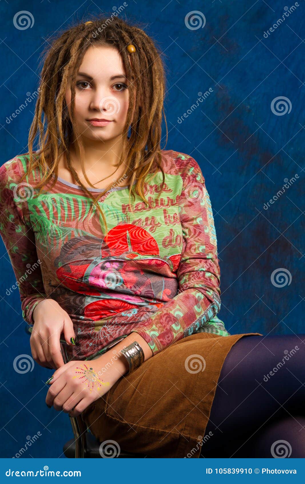 Frau Mit Dreadlocks Stockfoto Bild Von Flechte Kunst 105839910