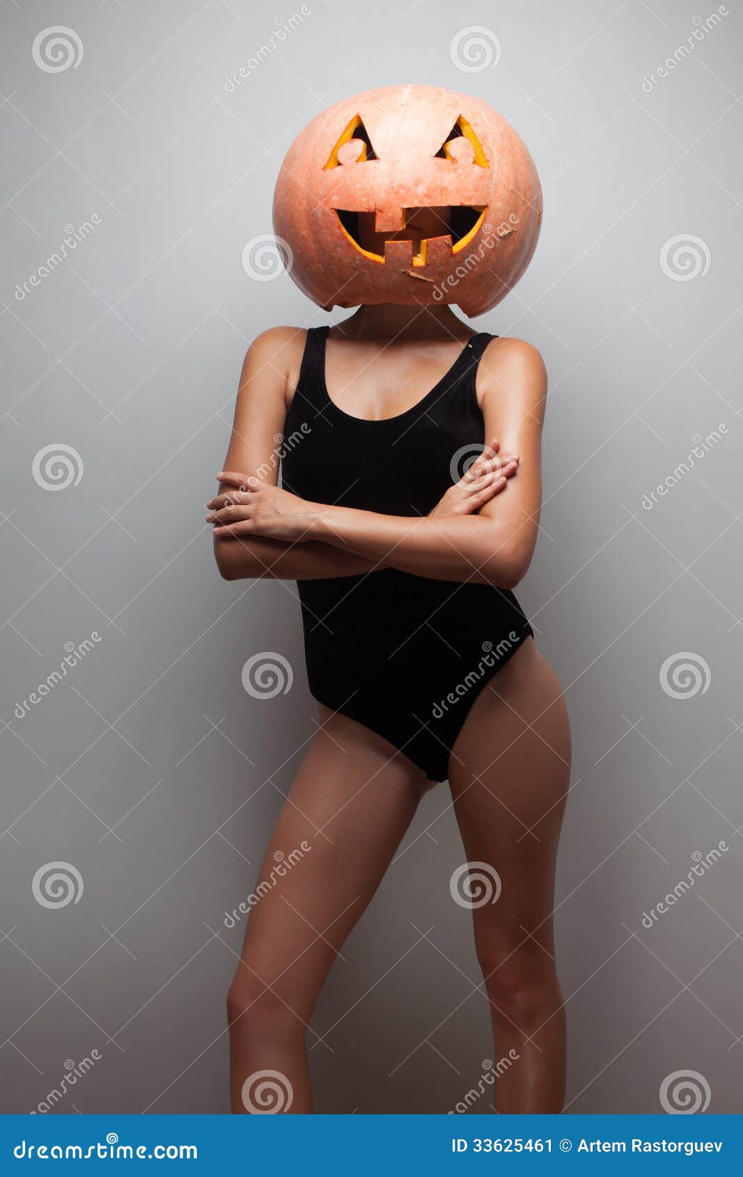 Frau Mit Einem Halloween Kurbis Stockbild Bild Von Fall Baumuster 33625461