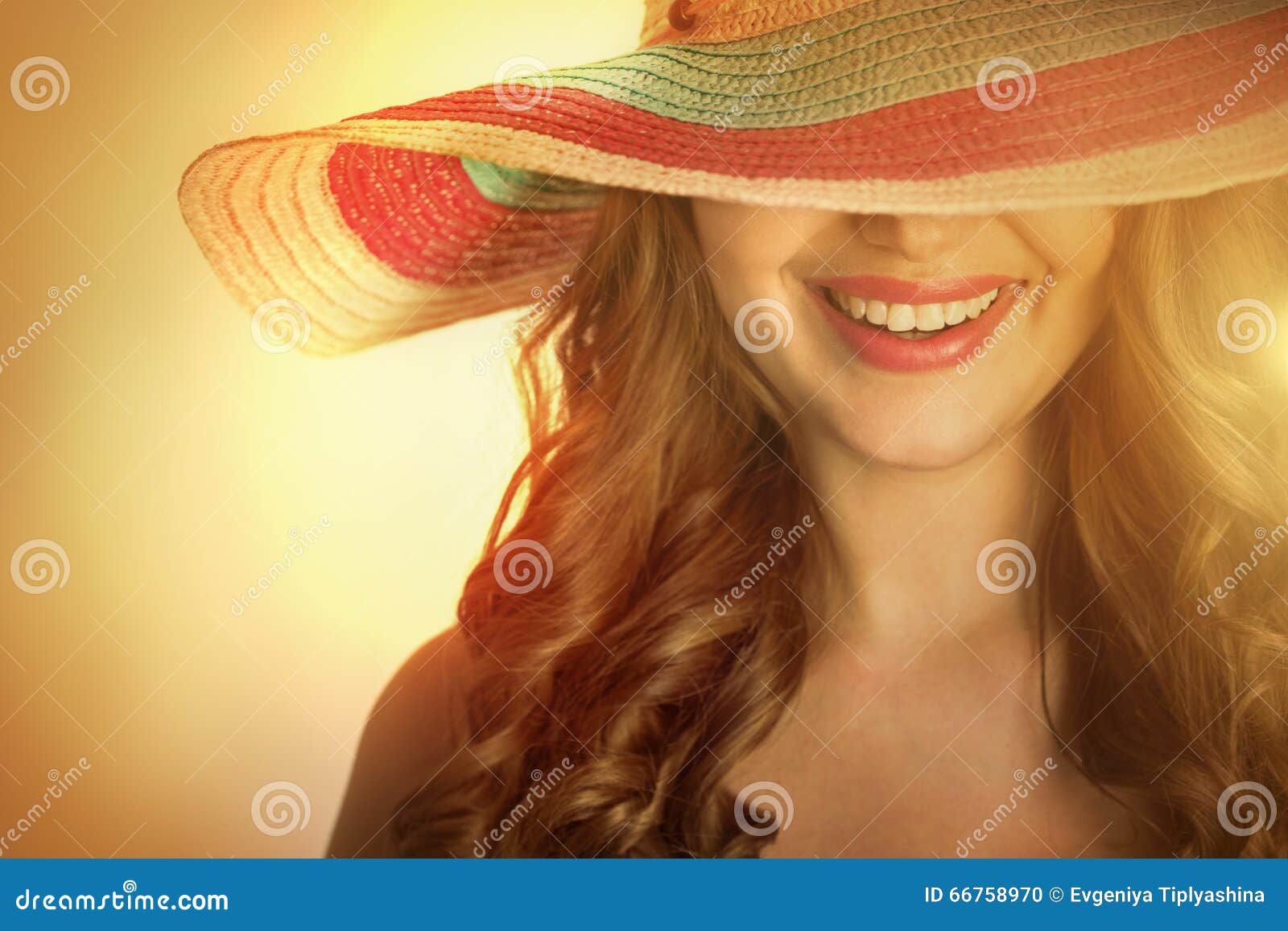 Frau mit einem Hut im heißen Sommer. Junge Schönheit mit einem Hut im heißen Sommer