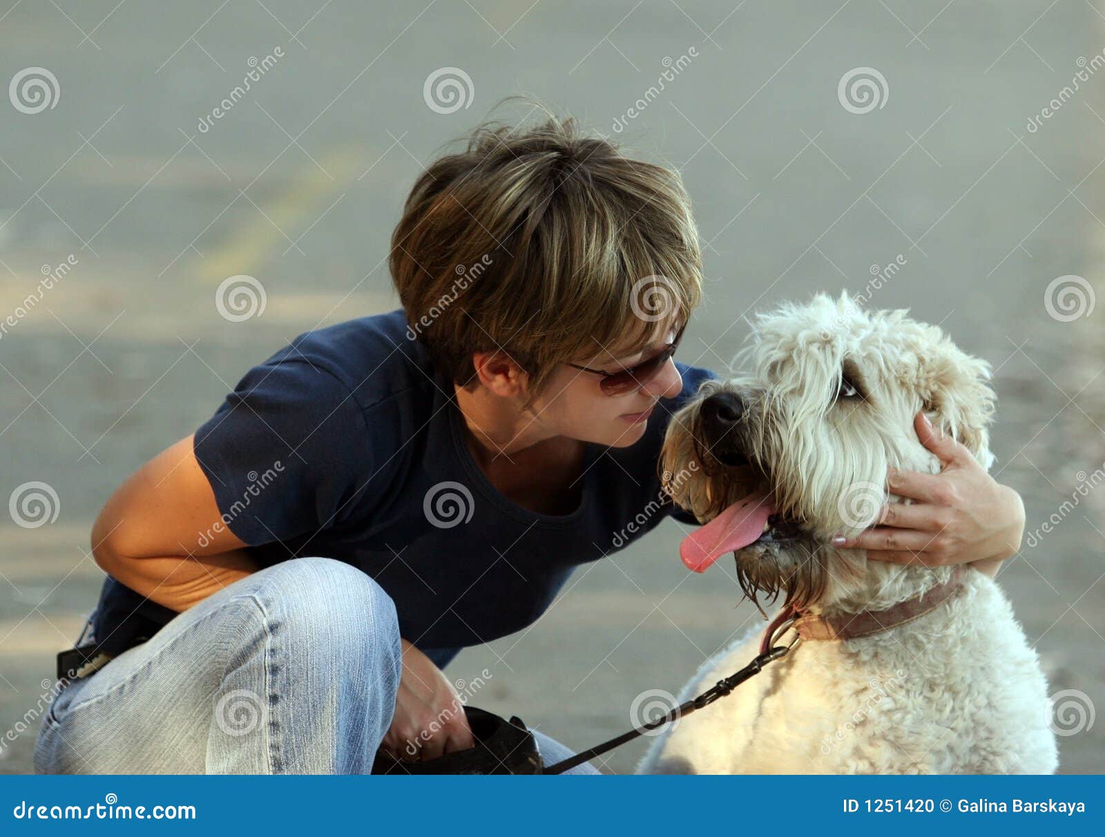 Frau mit ihrem Hund im Park